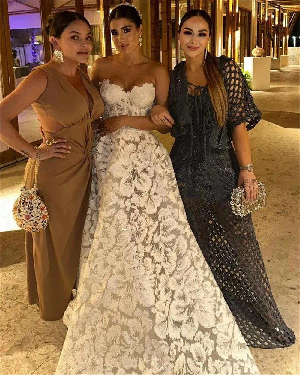 Tokyo Customized White Sweetheart Neck Wedding Dress Sleeveless Zip Flower Court Train Bridal Gown Elegant A-Line Wedding Gown