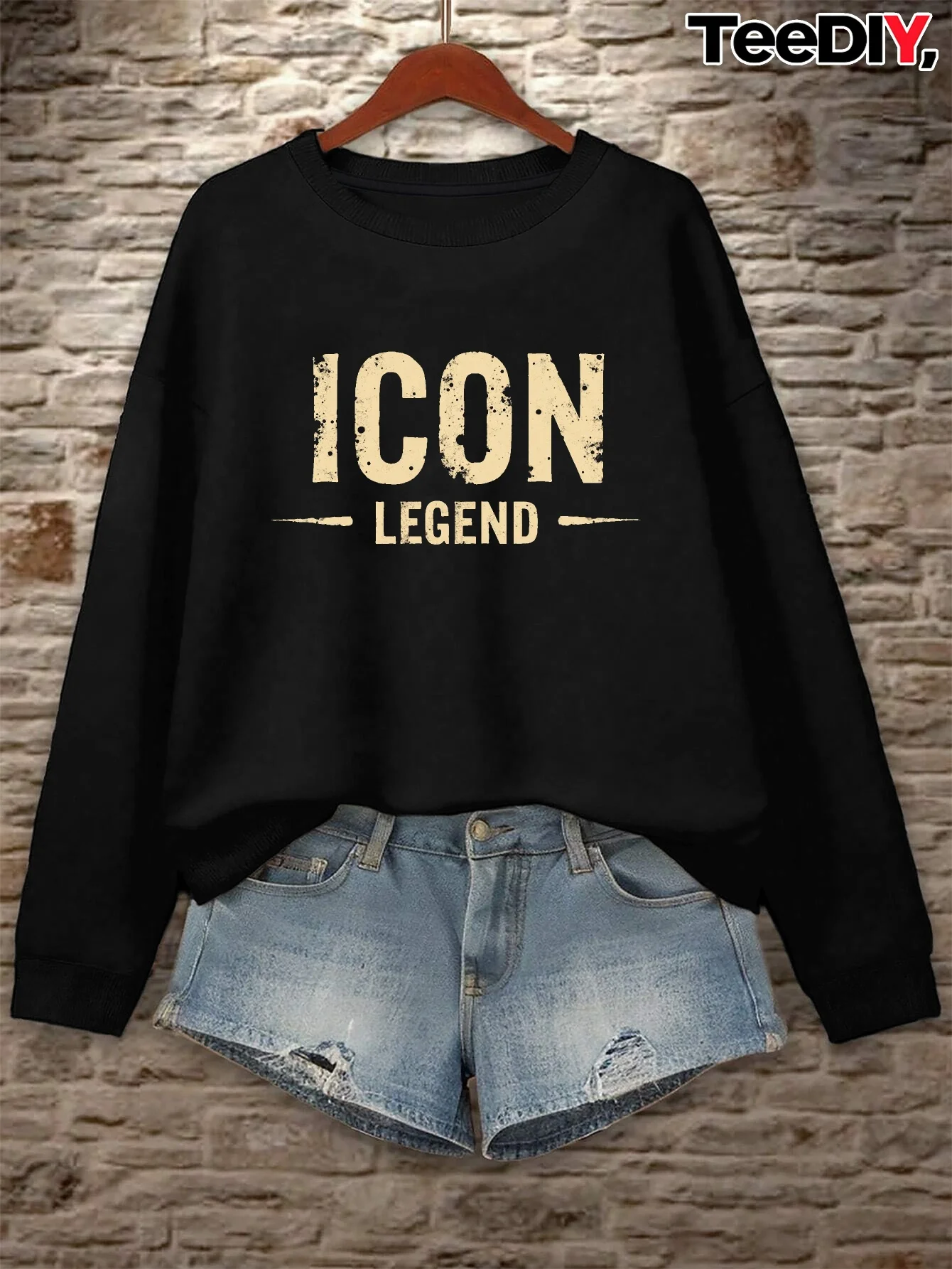 سويت شيرت نسائي بنمط "Icon Legend" بتصميم ريترو - كاجوال بأكمام طويلة ورقبة دائرية، ونمط هندسي وخط قوي