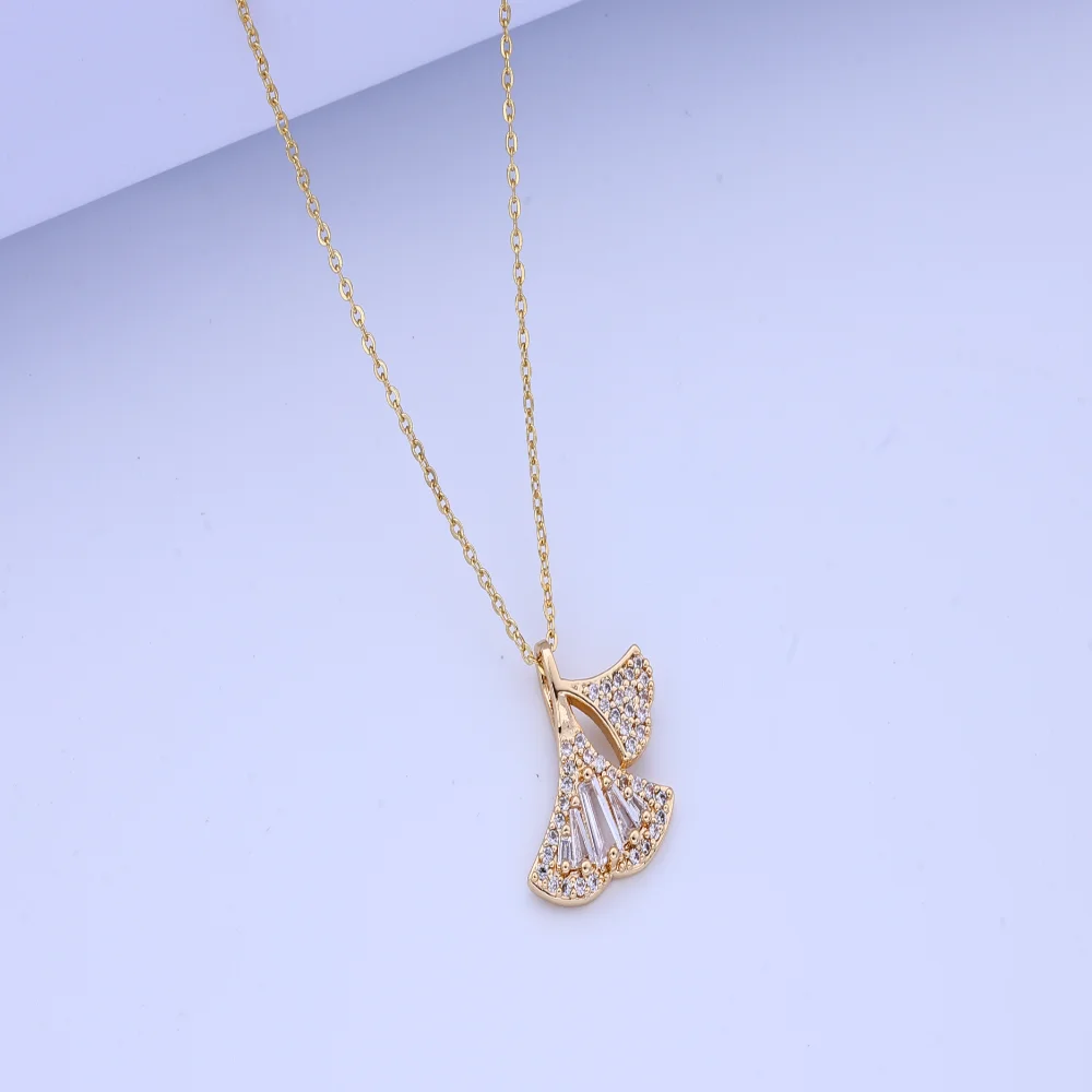 Beautiful Necklace for Women: Exquisite Fashion Design, Diamond-Encrusted with Zirconium, Ginkgo Biloba, Cold Wind Niche Collarb
