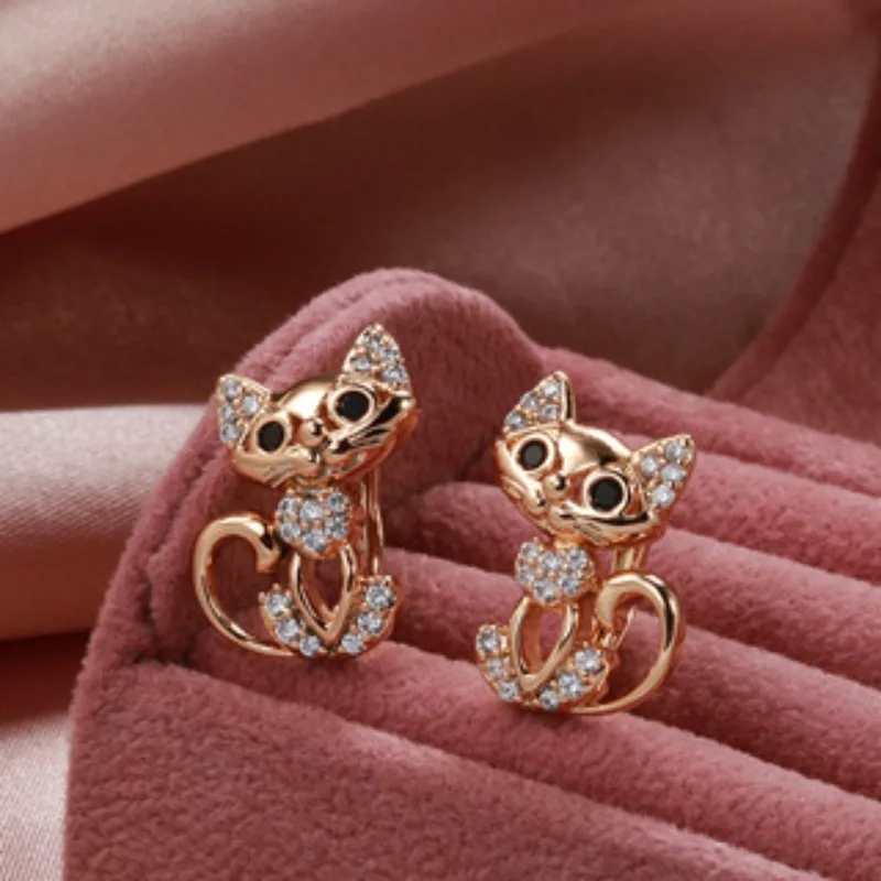 

Fashion New Champagne Gold White Zirconia Black Eyes Cat Earrings Cute Simple Girl Birthday Party Accessories Gift for Friends