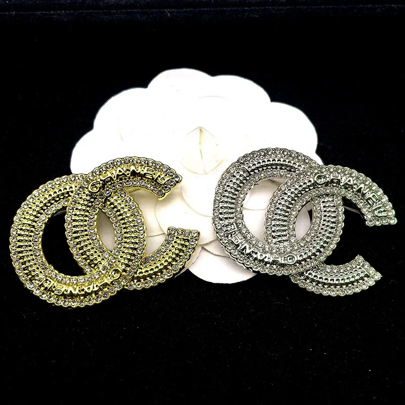 Broche con letra doble C, Pin de lujo, elegante, Vintage, estilo clásico, aleación de Zinc galvanizado, accesorio de moda, diseño de moda Unisex