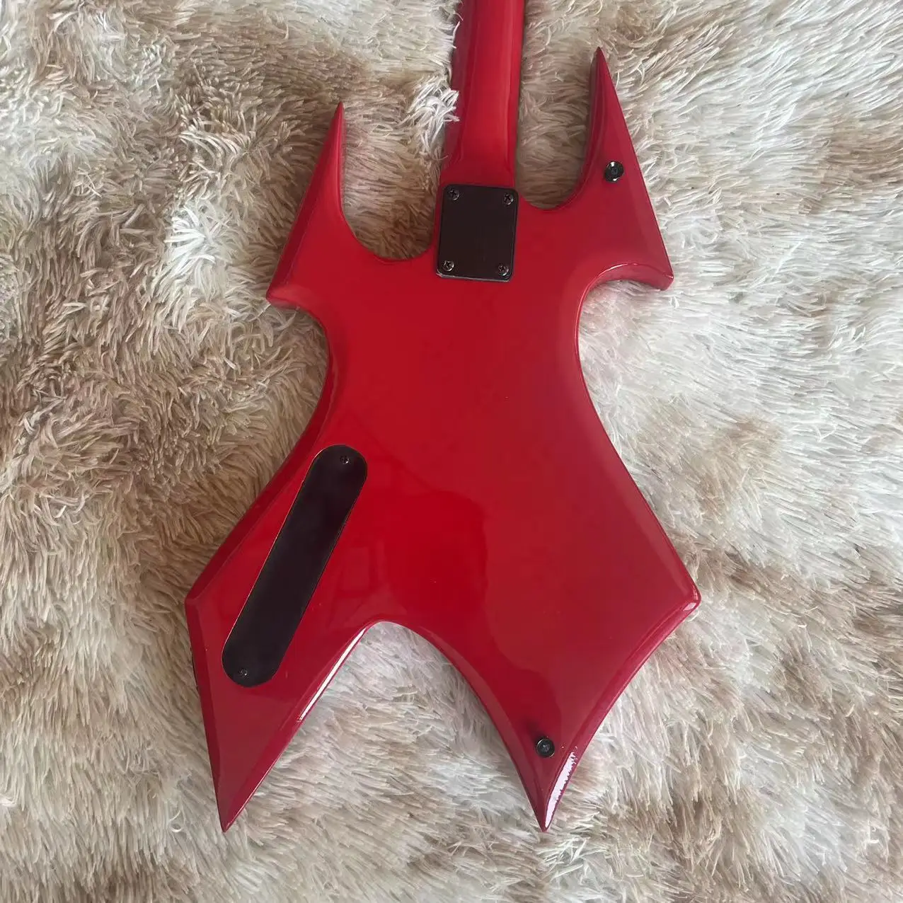 Heterogeneous split electric guitar, red high gloss body, black accessories, real shipping pictures, can be modified and customi