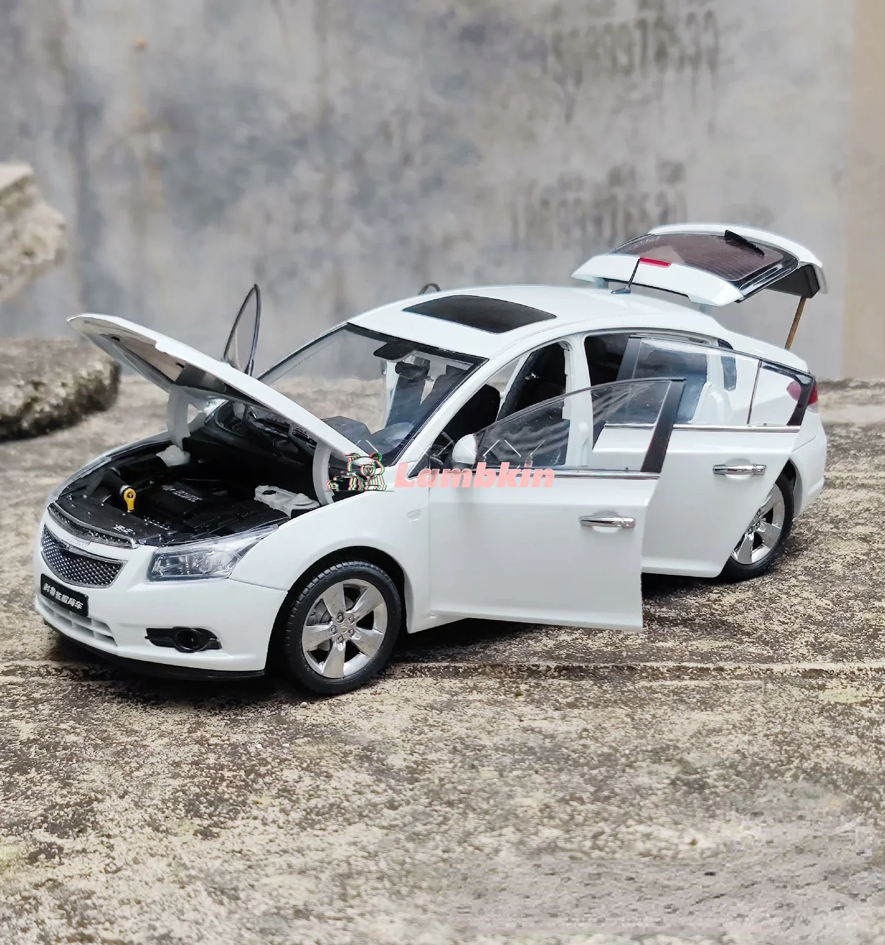 Model Decoration 1:18 For SGM Cruze hatchback model white Original Ten years old car no defects minor imperfections