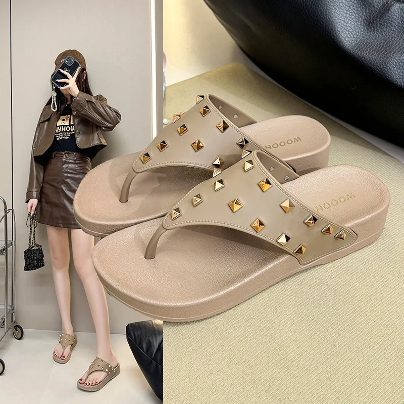 

Summer women's slippers fashion flip-flops rivet flat sandals new outdoor leisure platform beach shoes women's shoes