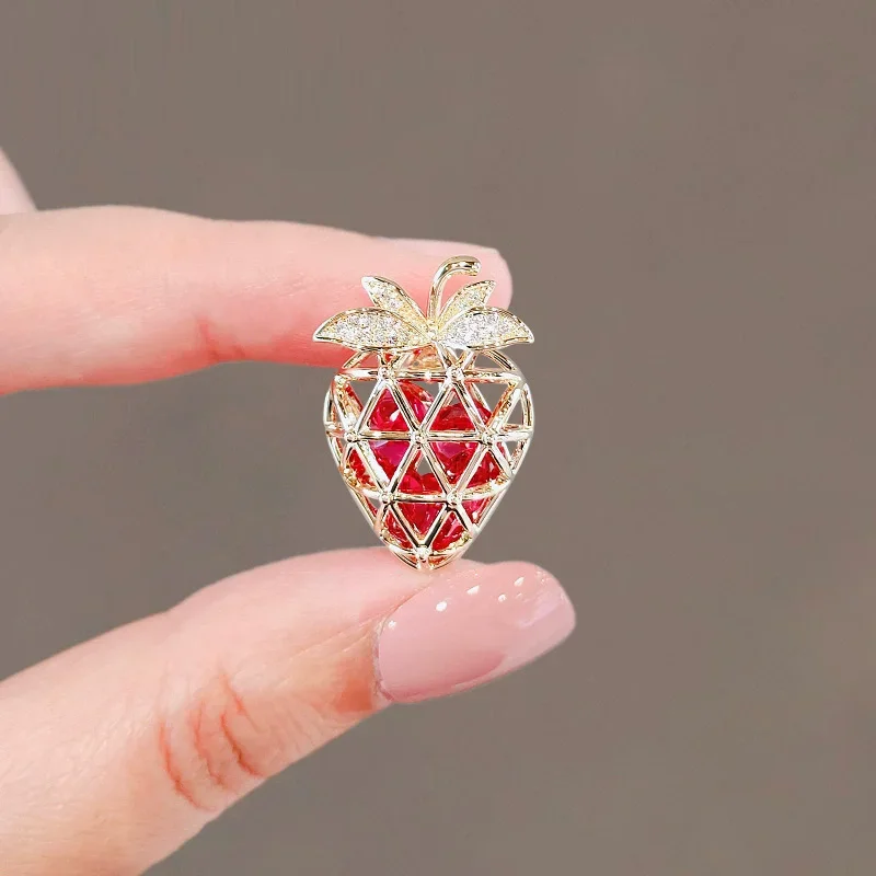 1Pc Lovely Strawberry Brooch for Women Girls Exquisite Strawberry Fruit Pins Jewelry Trendy Accessories Party Gifts 2025