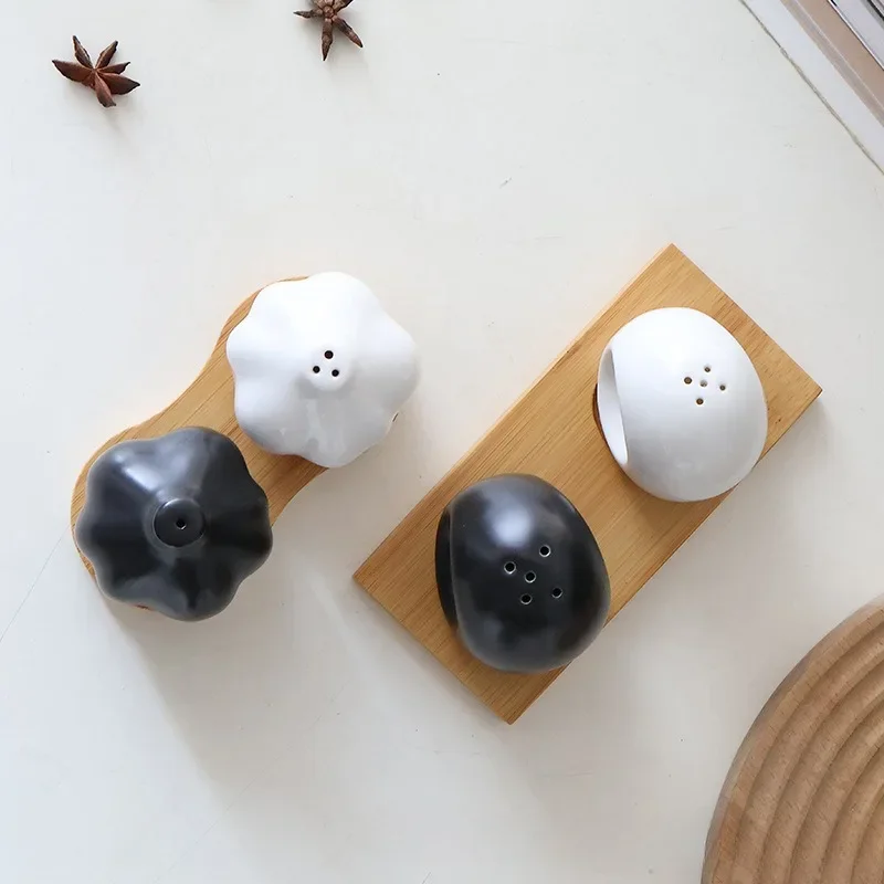 Japanese Simple Black White Ceramic Seasoning Bottle Set Creative Onion Shape Salt Shaker Set Spice Jars Cabinet Decoration