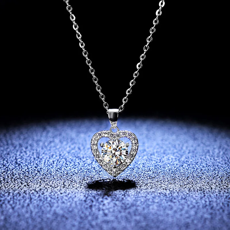 Platinum PT950 1 carat moissanite diamond necklace women\'s fashion heart-shaped peach heart pendant burst pendant collarbone cha