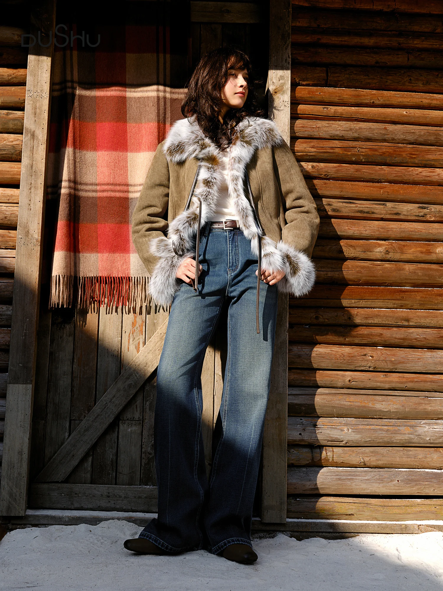 เสื้อแจ็คเก็ตขนสั้นสไตล์วินเทจสำหรับผู้หญิง รุ่น DUSHU [Warm Winter Mocha] ประจำฤดูใบไม้ร่วงและฤดูหนาวปี 2025  ตกแต่งด้วยขนสุนัขจิ้งจอก สีน้ำตาล  ทรงหลวม  แฟชั่นสตรีทแวร์  ทันสมัย