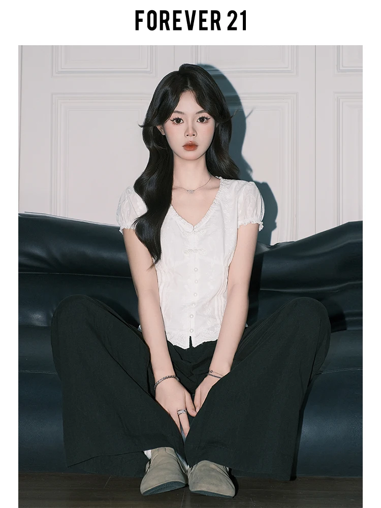 Biała bluzka Forever2 z dekoltem w serek, koronką, guzikami, dopasowana, letnia, wyszczuplająca, podkreślająca talię, w stylu francuskim, jednolita.