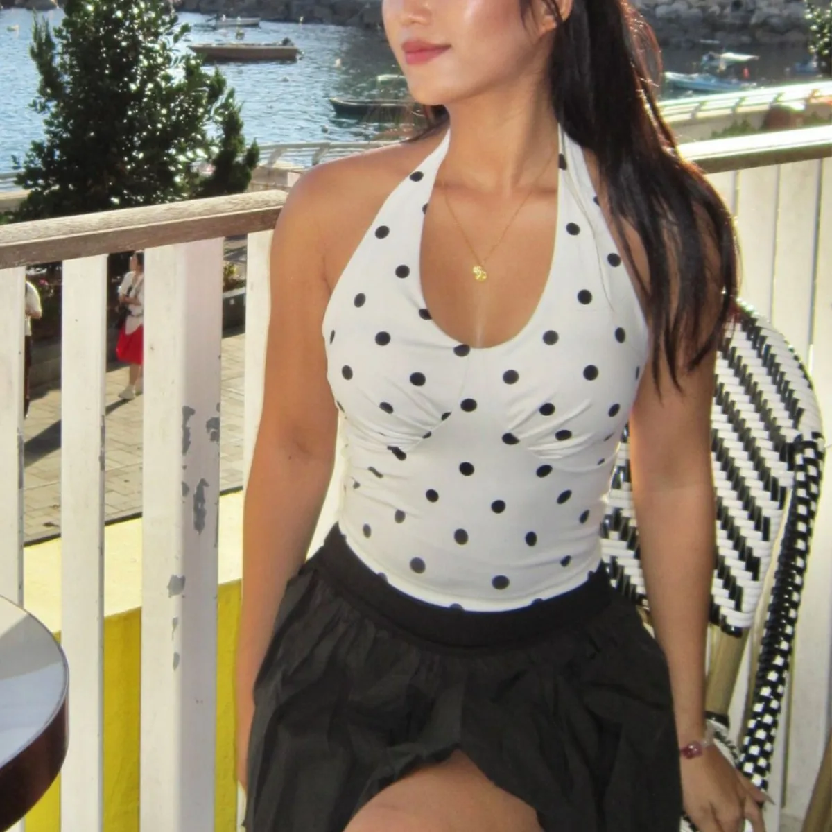 

Спортивная майка с v-образным вырезом в горошек для женщин — легкая подкладка, открытая спина и облегающая посадка для йоги, тренажерного зала и повседневной одежды