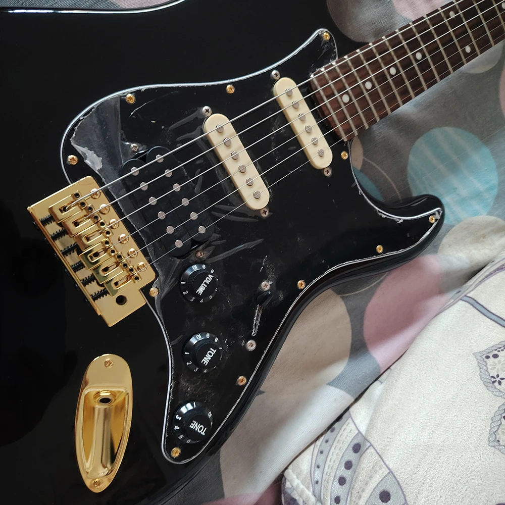 High quality in stock black electric guitar, gold hardware accessories, according to the buyer's address to choose the fastest t