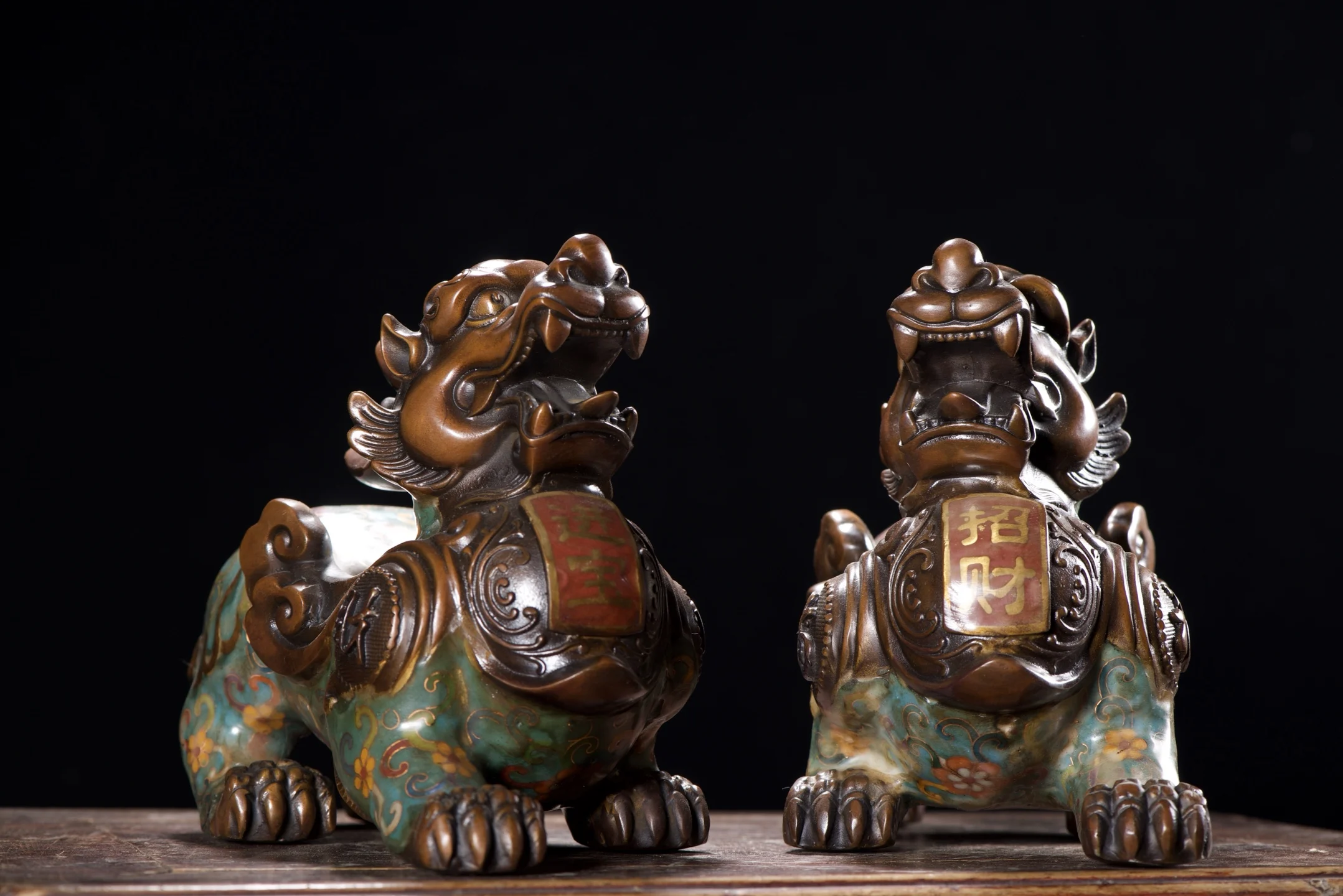 

Пара 9-дюймовых статуэток Pixiu из старинной бронзы с цветочным узором в технике клоизонь, символизирующих богатство, для украшения дома