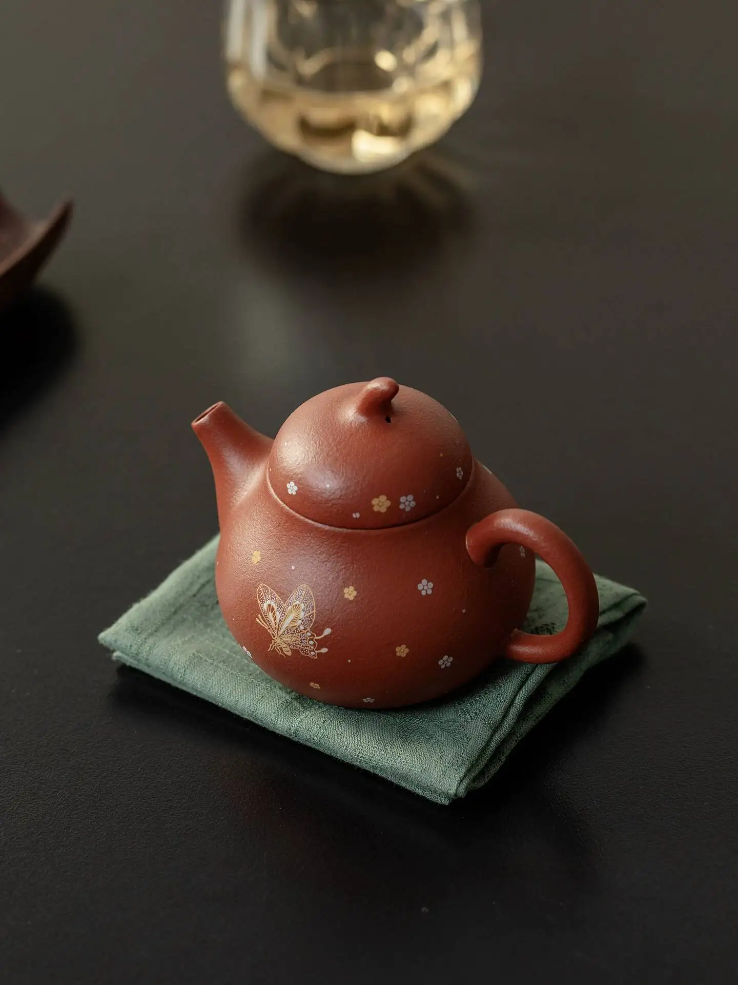 Zhu Ni Purple Clay Teapot, Pear-Shaped Butterfly Dancing, Eggplant-Shaped Home-Use Ceramic Handmade Brewing Pot, Kung Fu Tea Set