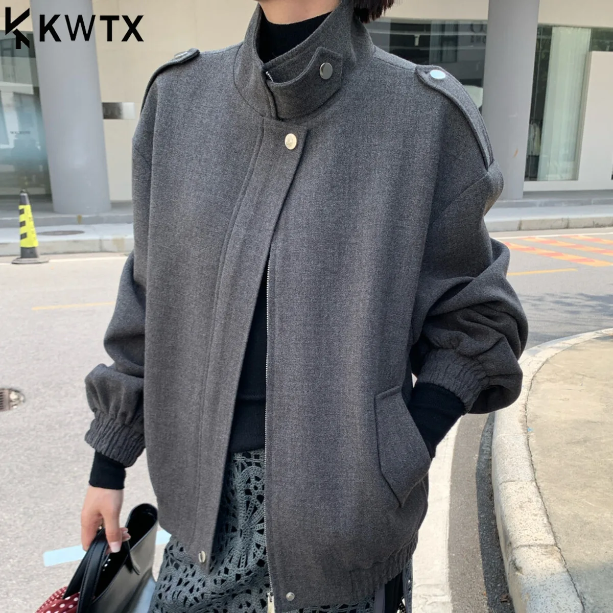 

KWTX 2025: женская короткая куртка, дизайнерская повседневная куртка с воротником-стойкой и карманами на молнии, однобортная однотонная осенняя куртка премиум-класса, высокое качество