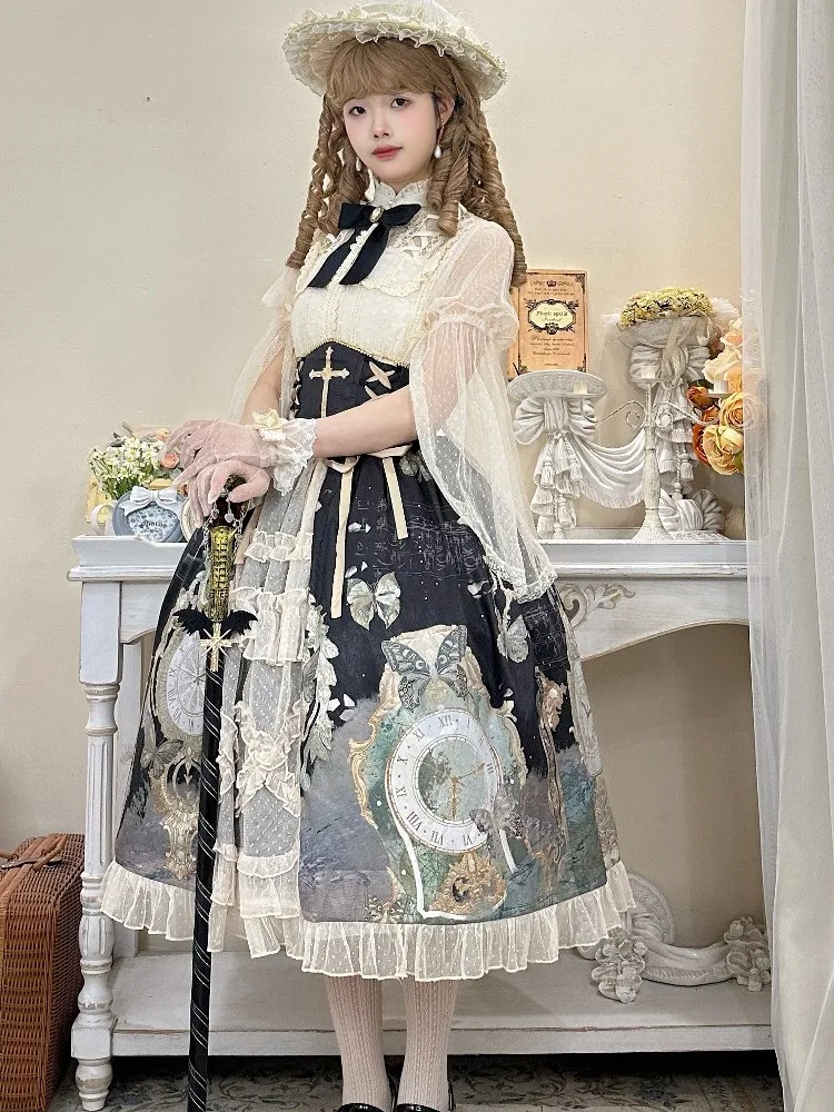 An elegant mid-length half-length shirt dress in a two-piece suit