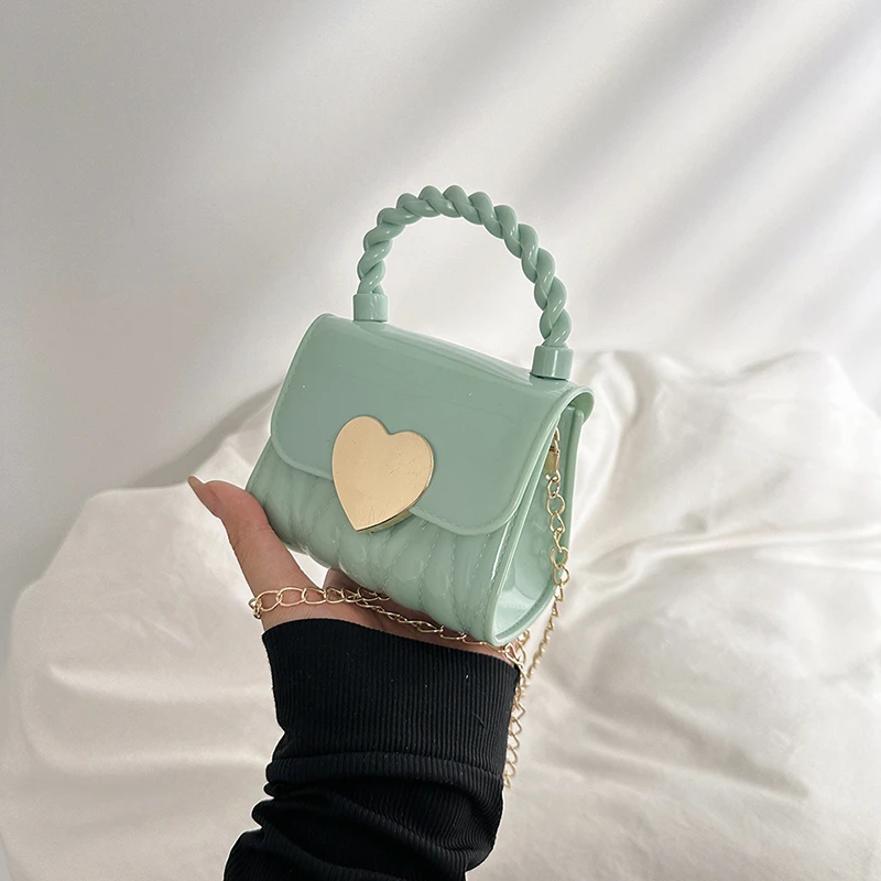 Nuova borsa di gelatina raccolta a mano alla moda con serratura a forma di cuore mini borsa da ragazza con catena a tracolla trasportata a mano