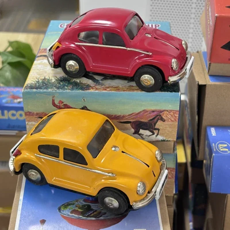 [Funny]  Adult Collection Retro Wind up toy Metal Tin The Beetle car Mechanical toy Clockwork toy figures model kids gift