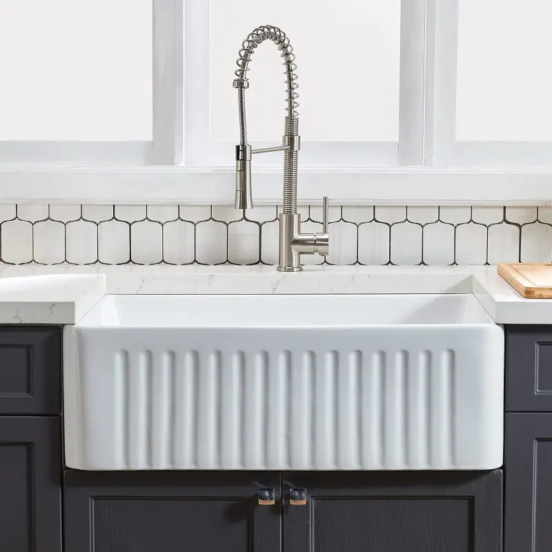 وعاء بتصميم نظيف سهل Fireclay يعمل بالوعة المسطحة المقاومة للبقع Fireclay 33 لتر × 20 وات حوض مطبخ المزرعة مع شبكة وسلالة