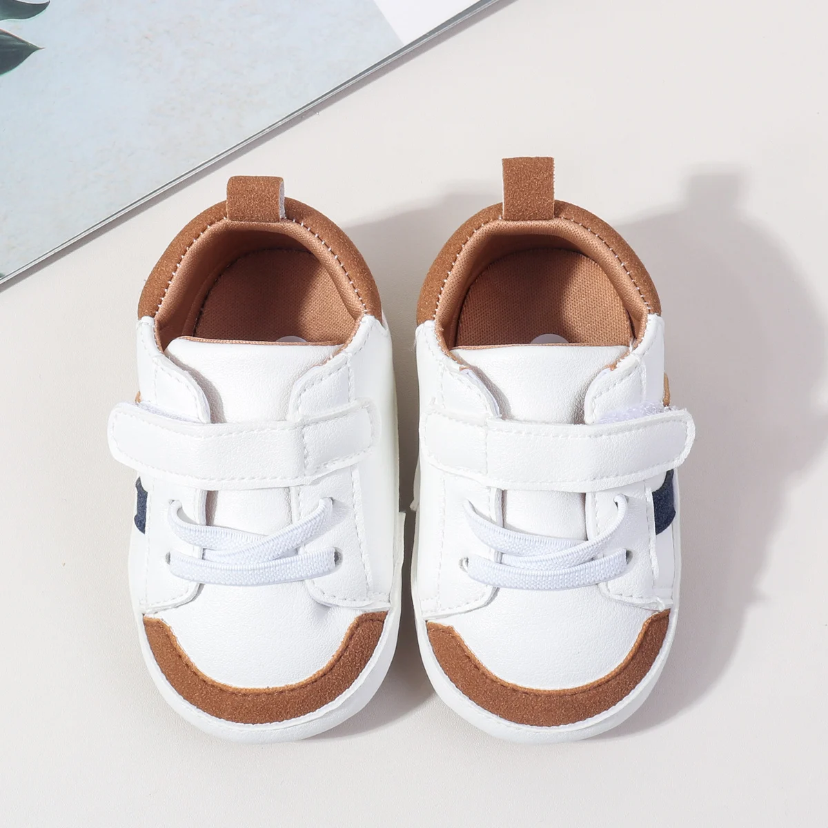 أحذية أطفال جديدة للربيع والخريف موضة كلاسيكية بيضاء من البولي يوريثان أحذية رياضية عالية الجودة نعل ناعم مريح أحذية مشي غير رسمية