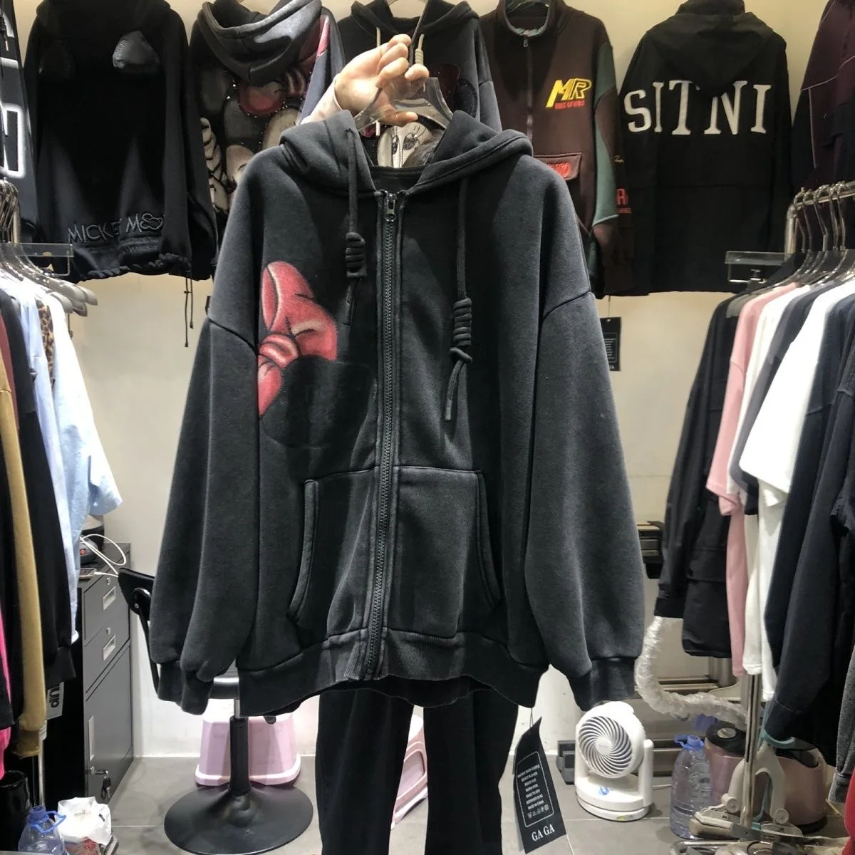 2025 الخريف/الشتاء الأوروبية والأمريكية العصرية العلامة التجارية الصناعة الثقيلة الكرتون الطباعة مع المخملية هوديي معطف هوديي دافئ