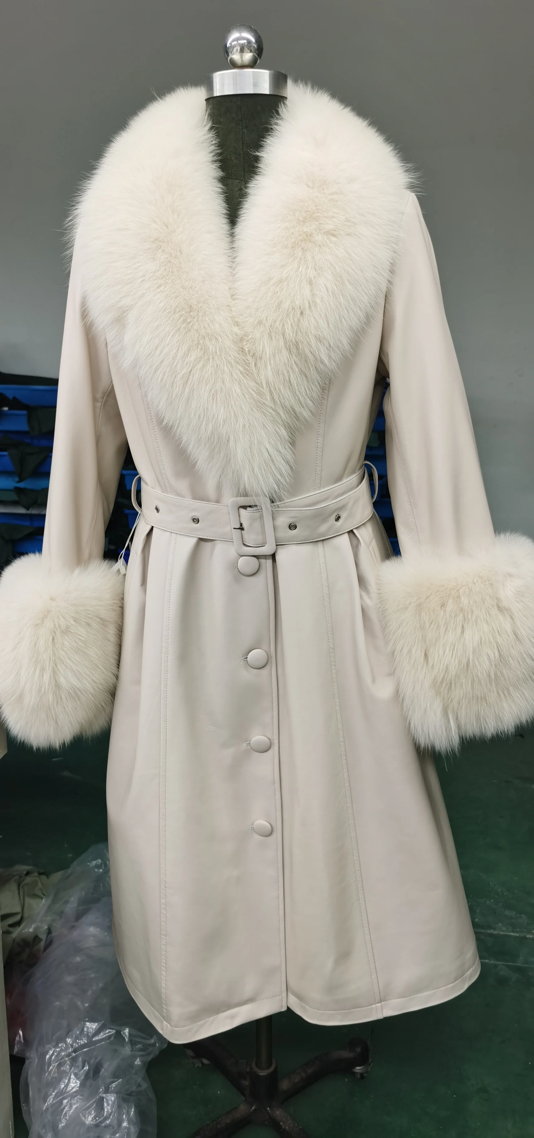 Damen-Jacke aus echtem Schaffell-Leder, langer Leder-Trenchcoat mit echtem Fuchspelzkragen und Ärmelbündchen