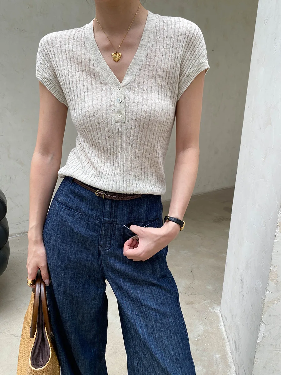 Sommerlicher Damenpullover in unifarbenem Design mit Knopfleiste, V-Ausschnitt und schlankem Schnitt, kurzärmelig. – Detail 39