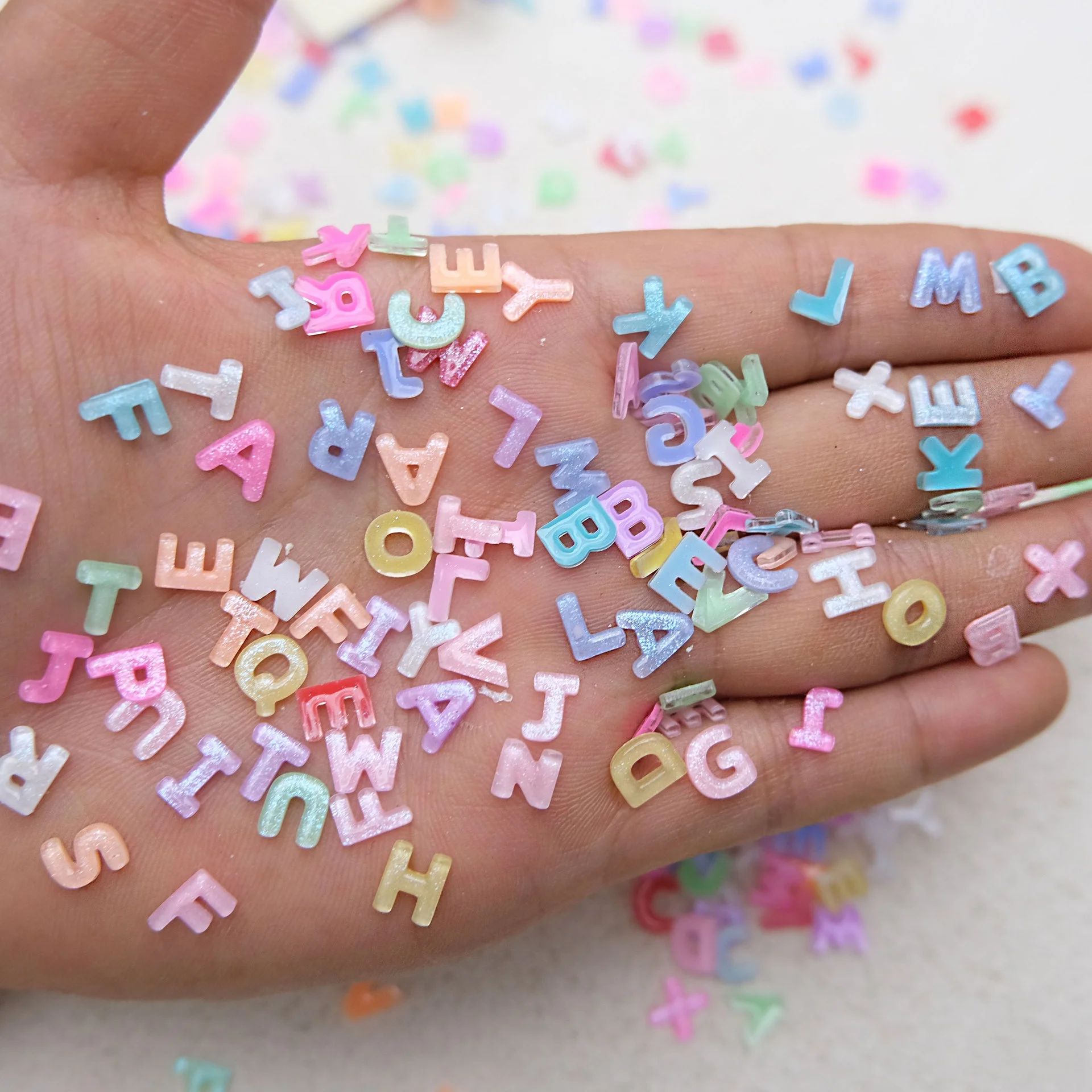 20 Stück Niedliche Harz-Buchstaben Nagelcharms Glitzer Eis-transparente ABC-Buchstaben Cartoon Nagelkunst-Zubehör DIY Maniküre 3D-Dekorationen