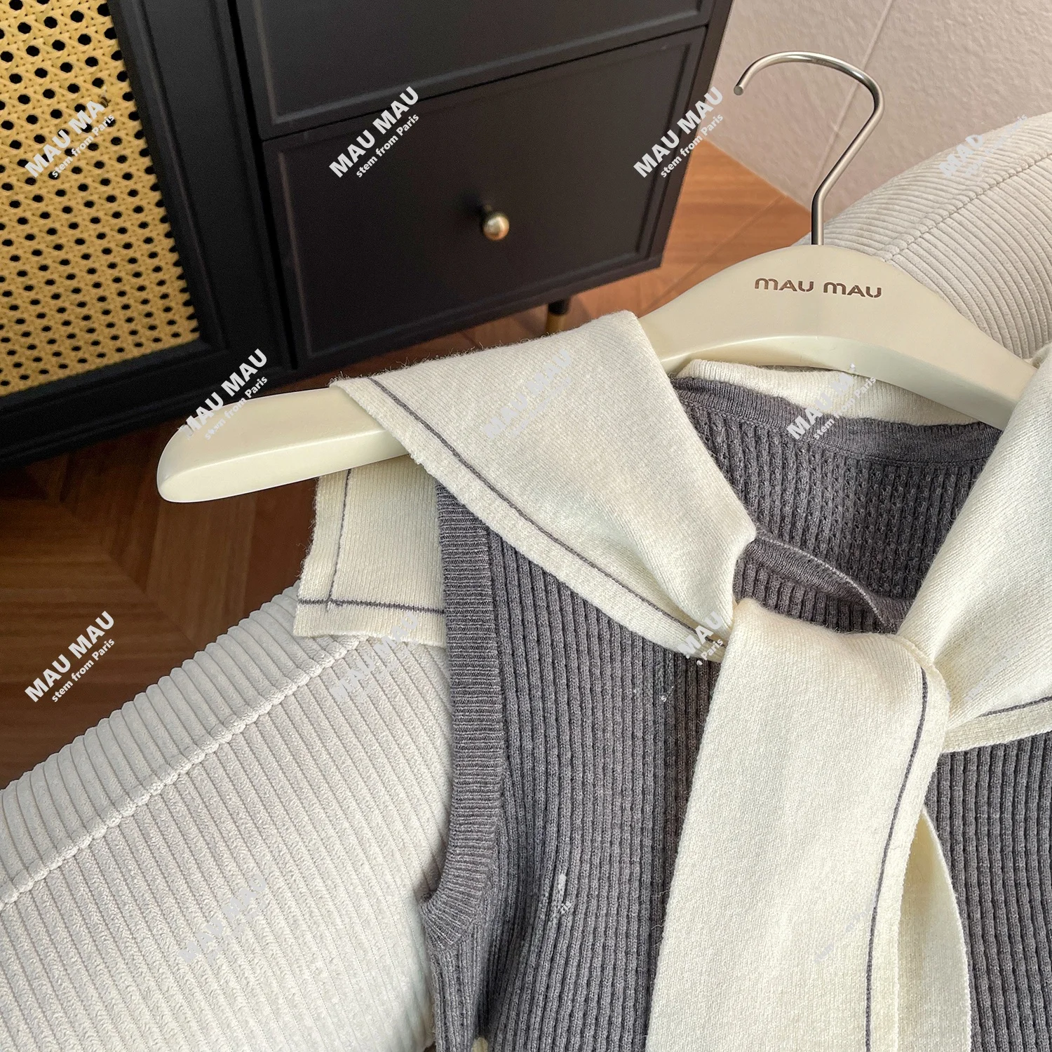 ชุดเซ็ตสองชิ้นลำลองสไตล์แฟชั่นสีกรมท่าสำหรับผู้หญิง ฤดูใบไม้ร่วง 2025 ประกอบด้วยเสื้อกั๊กและกระโปรง ดีไซน์ช่วยให้ดูอ่อนวัย