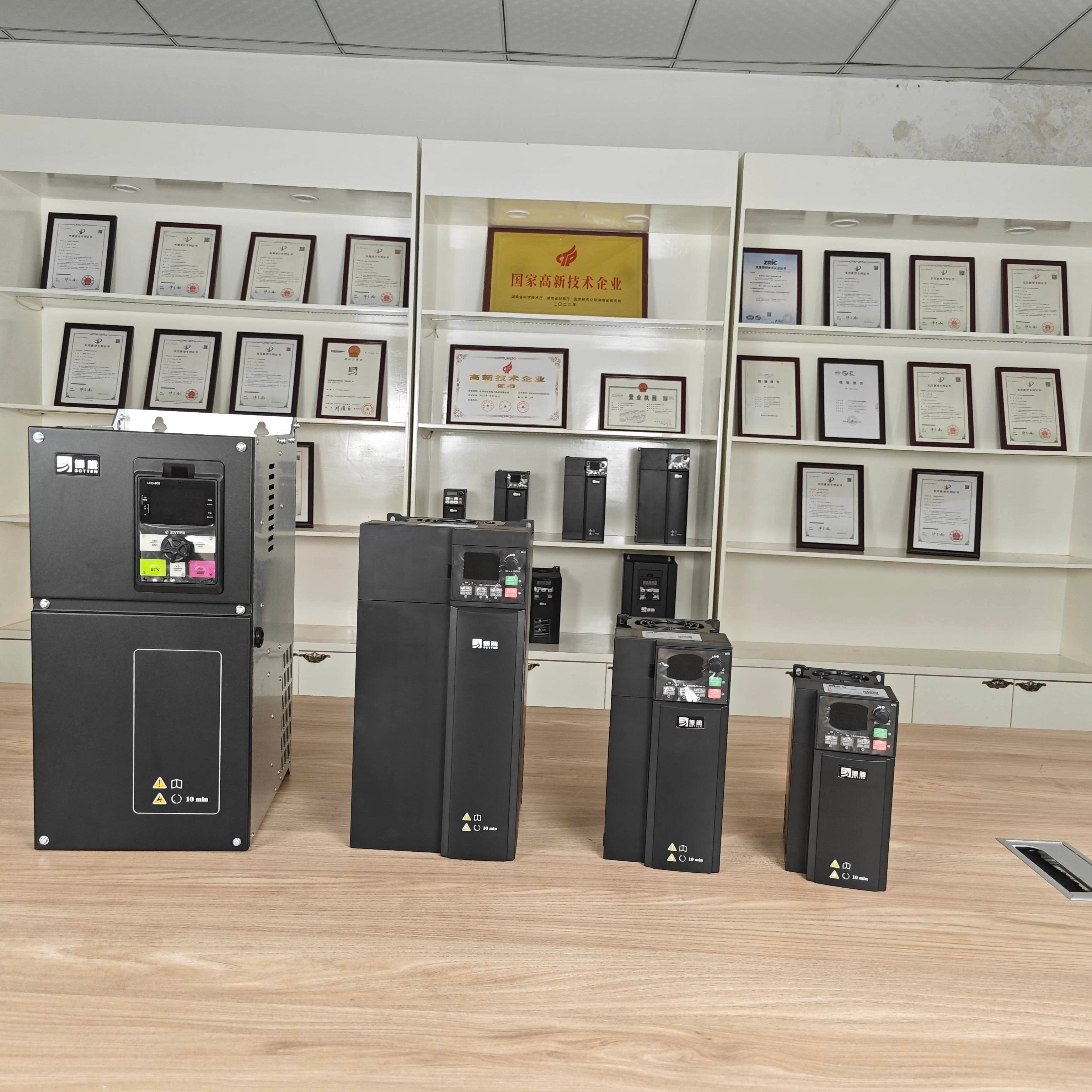 Dispositivo di controllo della frequenza del regolatore di velocità del motore VFD trifase da 22 kW con design di dissipazione del calore Compressore di tensione nominale 380 V