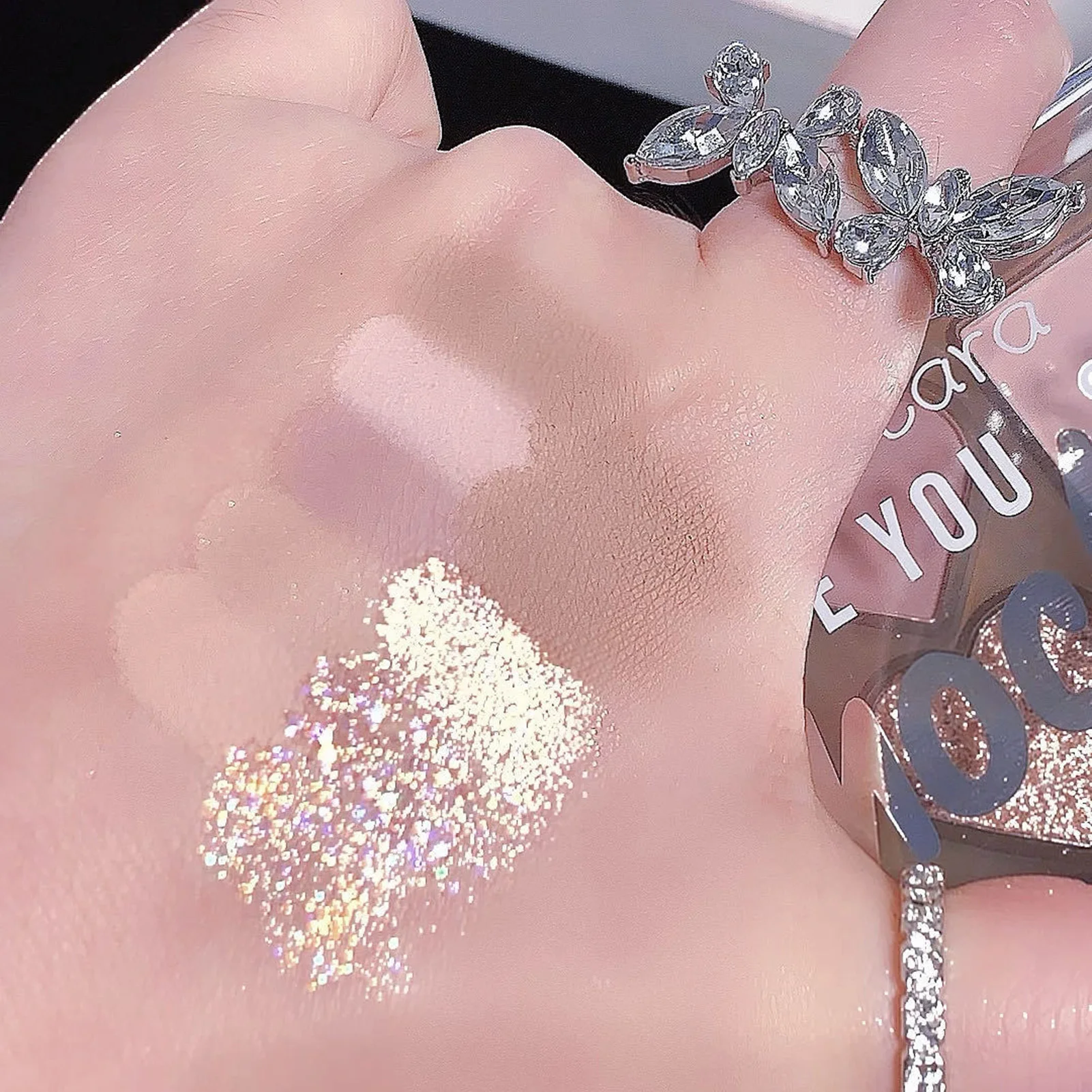 ナチュラルアイシャドウパレットパウダーフローティングハート型ファインフラッシュメイクアップパレット防水防汗化粧品目