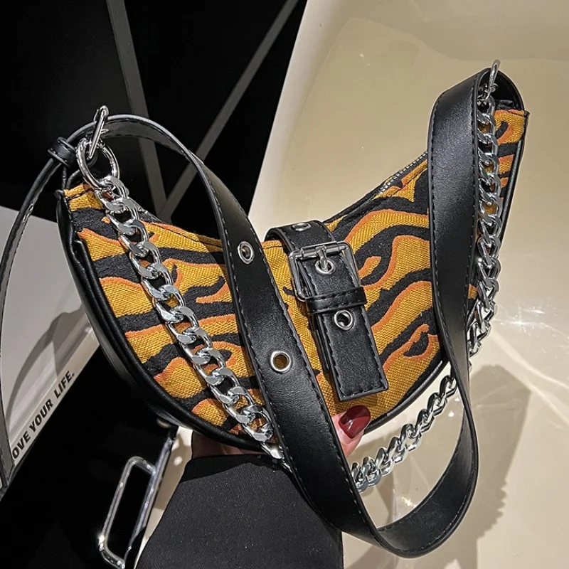 

2025 Новые популярные сумки в стиле девушки, модные компактные сумки на плечо в форме полумесяца из искусственной кожи с тигровыми полосками и цепочками, роскошные сумки через плечо для женщин