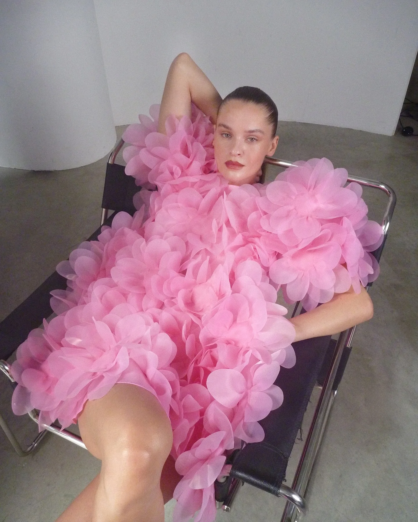 Fada rosa floral mini vestido 2025 nova chegada pétalas de mão curto vestidos de festa de baile fofo organza casamento segundo vestido de gala