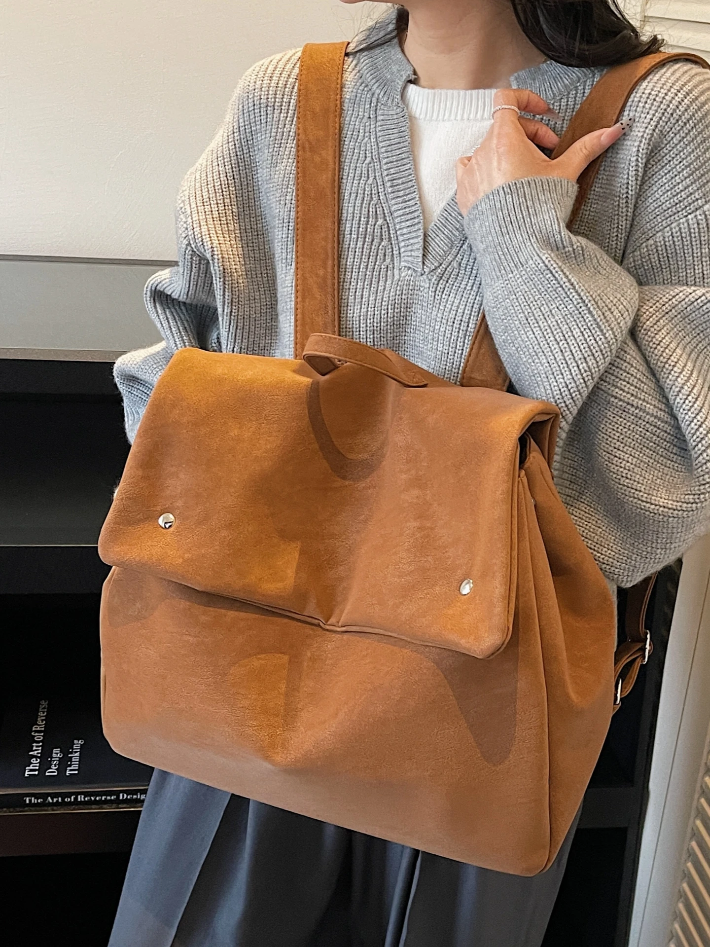 

Retro Flip Cover Messenger Bag Large Capacity Travel Backpack Women's Simple Commuter Briefcase Vintage Artistic Style Bag