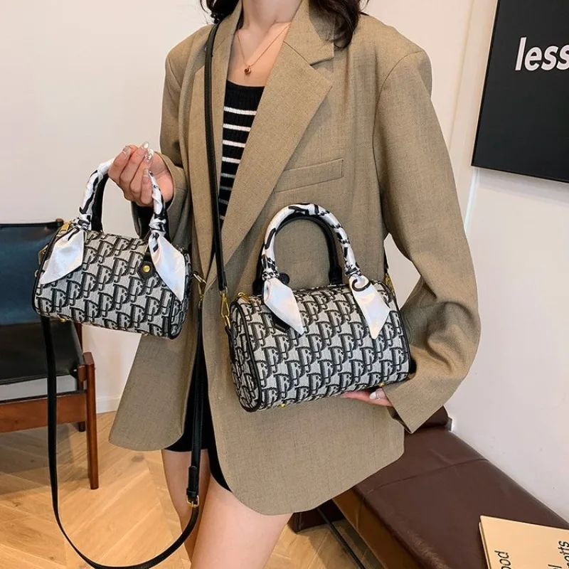 

Stylish Ladies Handbag Underarm Bag Crossbody Purse Retro Maillard Style For Travel Companion