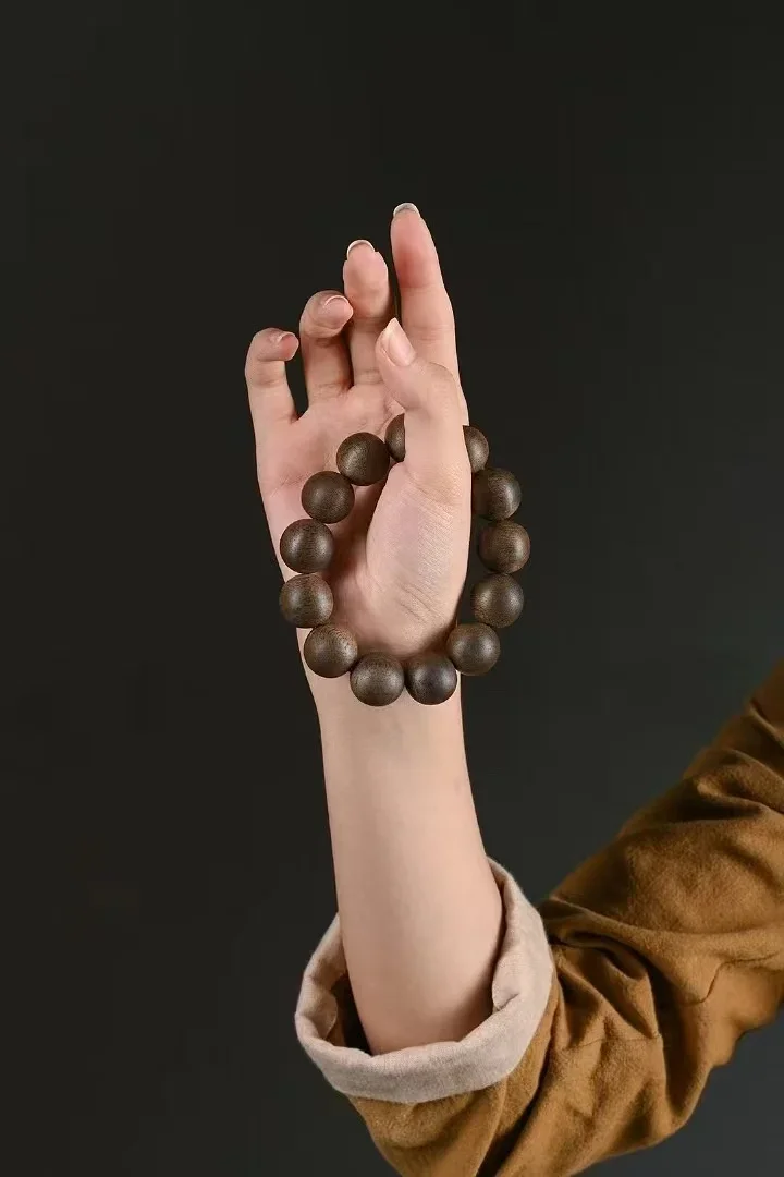 

Natural Vietnam Nha Zhuang Yingge Green Chess Nan Agarwood Wholesale Men and Women Bracelet Factory Direct Sales with F
