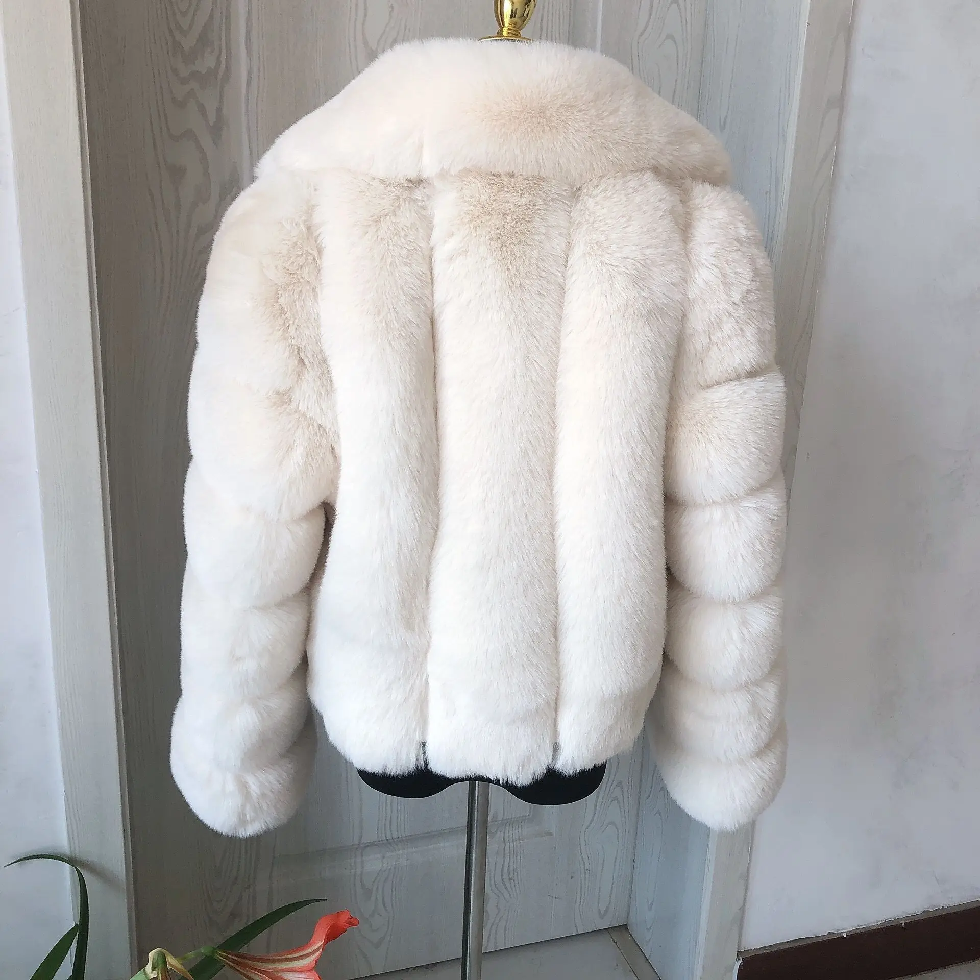 2022 Women\'s New Faux Fur Jacket Winter Warm Fur Jacket Popular Suit Collar Style Faux Fox Fur Jacket Fake Fur Jacket Fluffy Fur