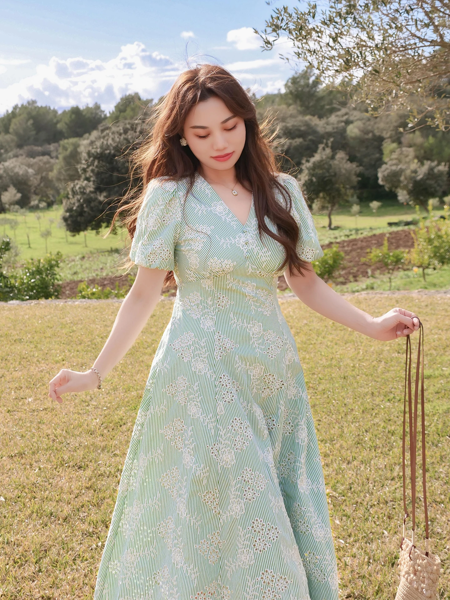 

Оригинальное платье ERINA больших размеров с вертикальными полосками, хлопковое, с вышивкой, V-образным вырезом, летнее, для путешествий, с завышенной талией, из мягкой ткани, А-силуэт...