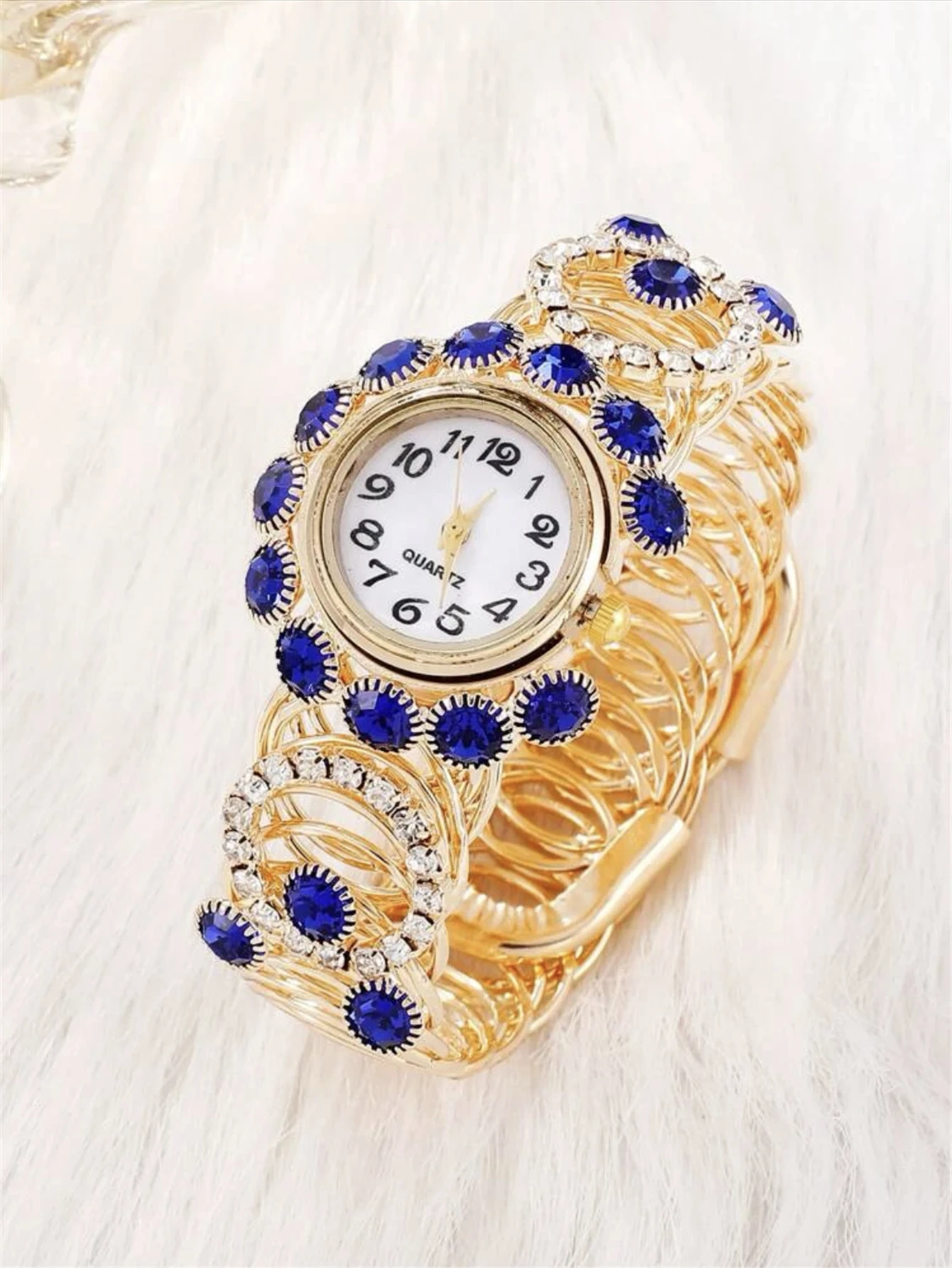 A Retro Luxury Fashion Versatile Women\'s Rhinestone Diamond Inlaid Alloy Bracelet Watch+Jewelry Three Piece Setece Set