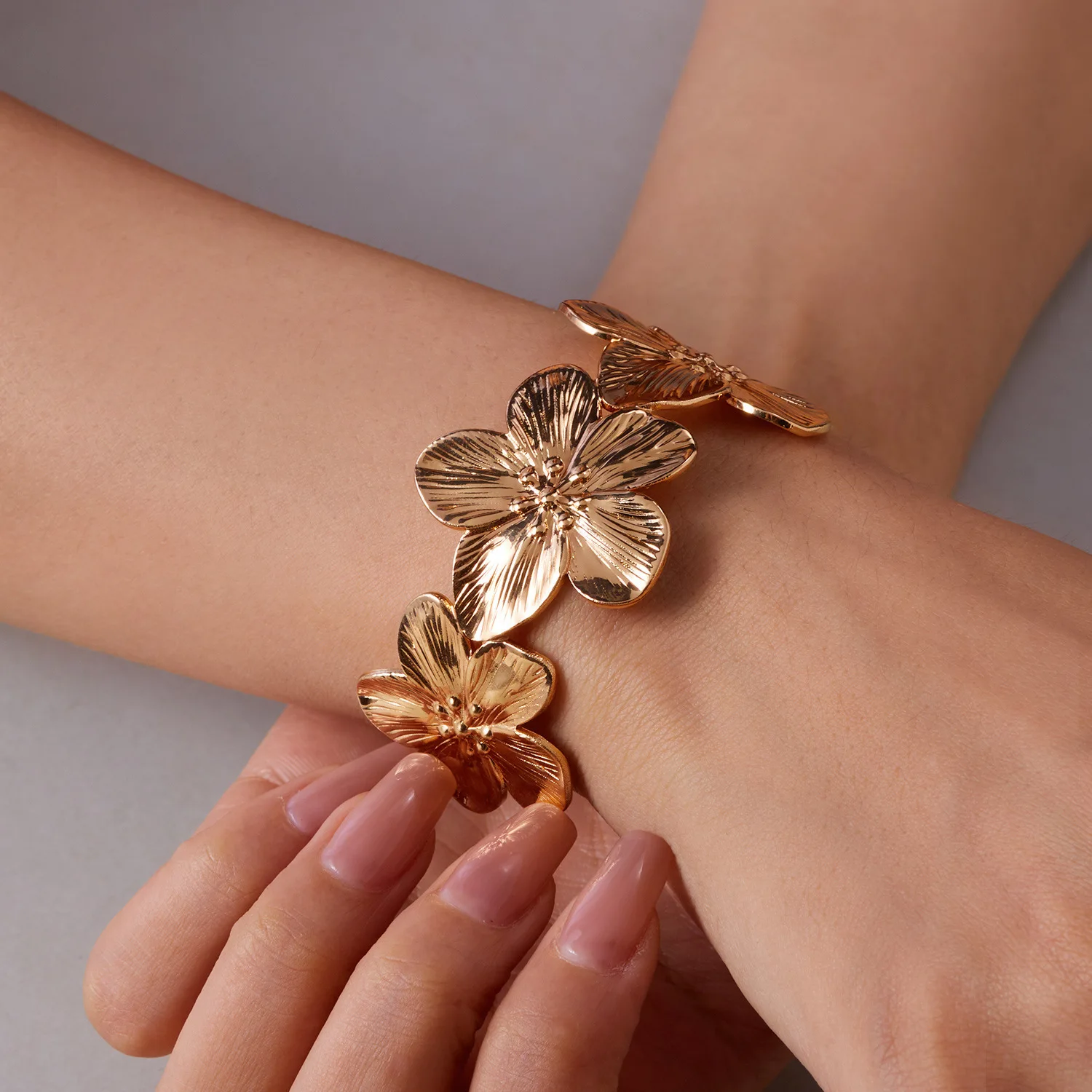 European American Style Gold Color Metal Flower Bracelet for Woman Niche Design Sense Exaggerate Bangle Jewelry Party Accessries