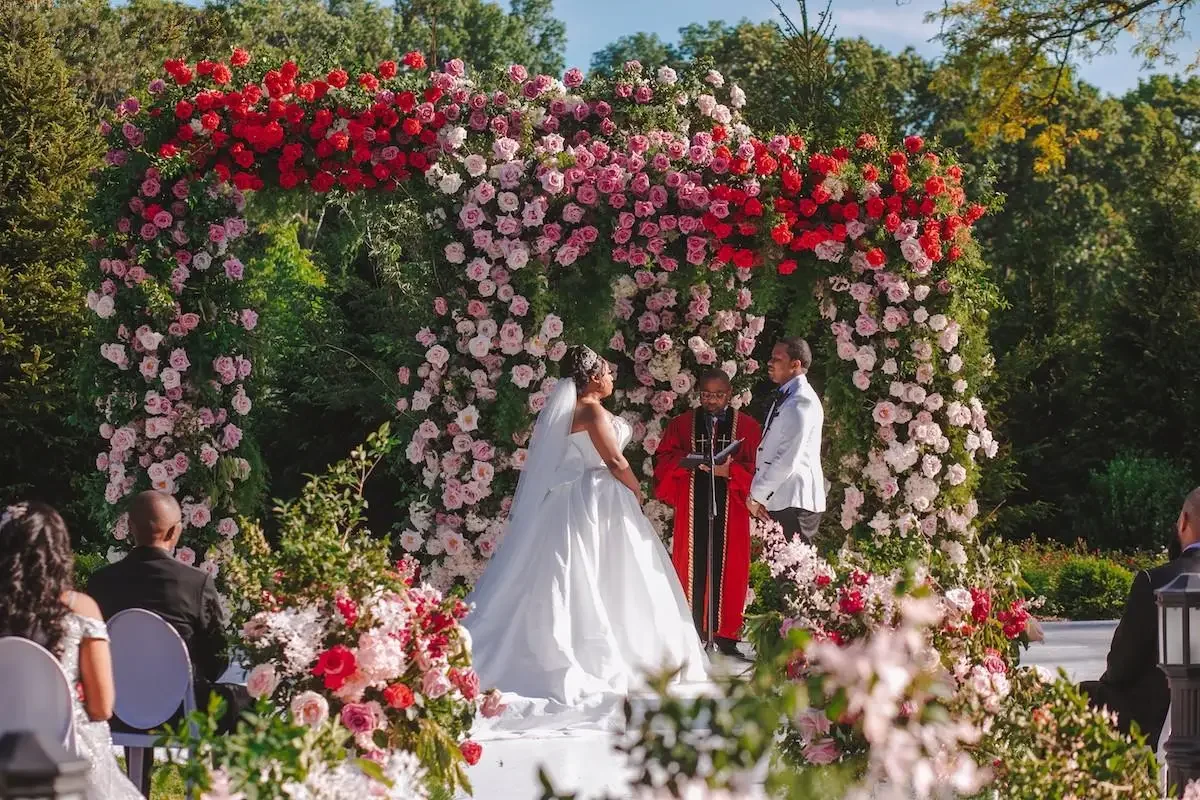 ที่กําหนดเองลูกปัด Sweetheart ซาติน Ballgown ชุดแต่งงาน Sweep Train Garden Plus ขนาด Vestidos De Casamento ชุดเจ้าสาว