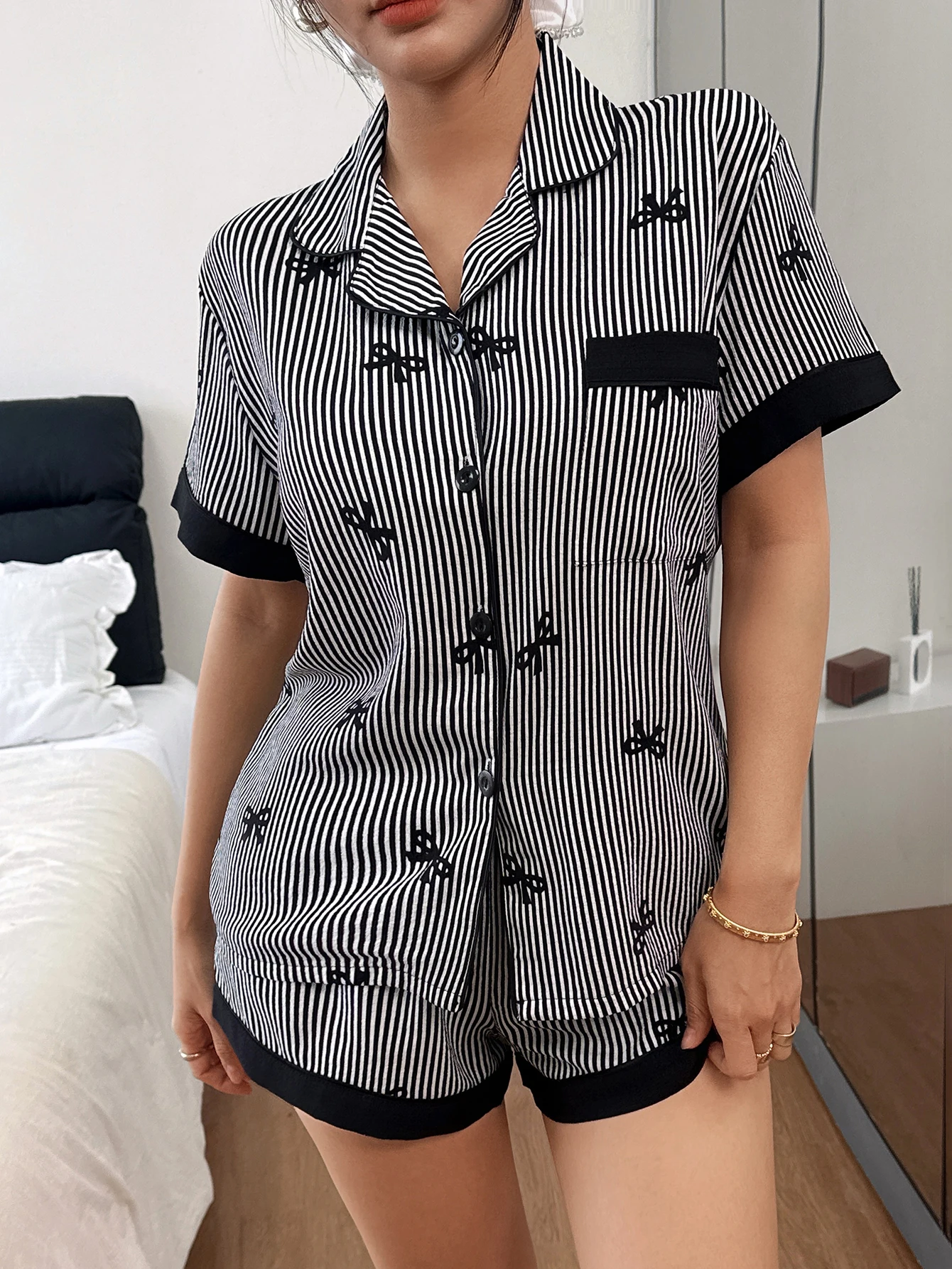 2-Piece Pajama Set with Black and White Striped Bow Print, Short-Sleeved Shorts, Women's Pajamas, Loungewear Set Suitable for Home Use