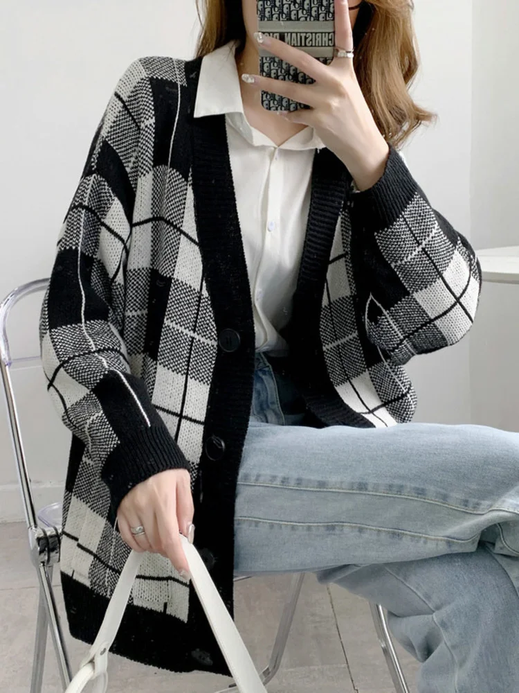 

Korean Loose Long Sleeve Clothing V-neck Spliced Ouble Pockets Vintage Plaid Knitted Cardigan Women Coats 2022 Autumn H470