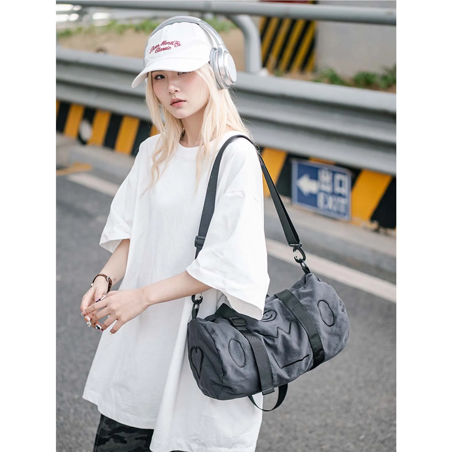 

New leisure travel bag, lightweight crossbody bag for short distance business trips, large capacity embroidered design handbag