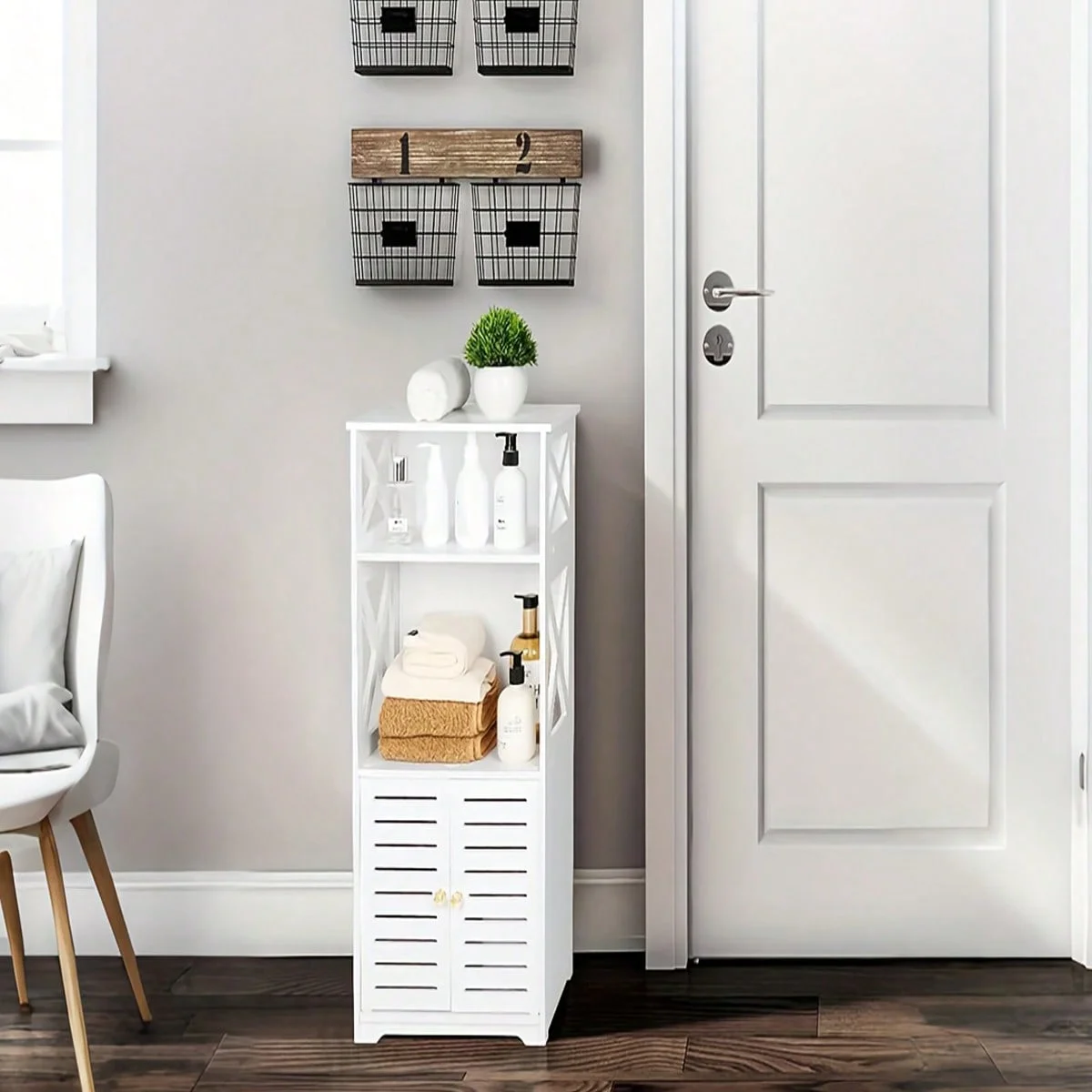 Weißer, freistehender Badezimmerschrank mit 3 Ebenen, nordisches Design mit hohlen Seitenwänden und Schiebetüren, wasserdichtes Aufbewahrungsregal für das Badezimmer.