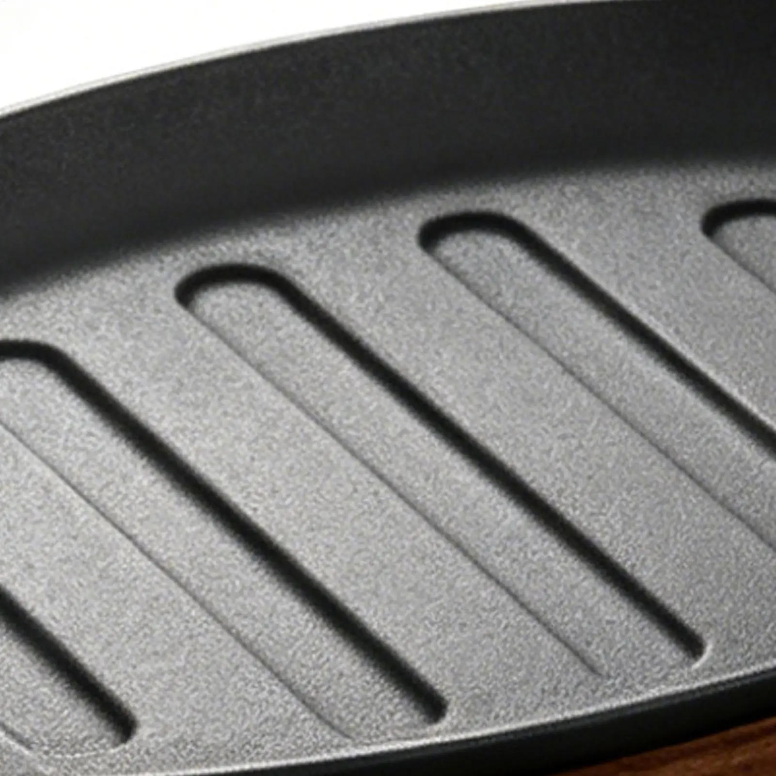 Cast Iron Oval  Shape Restaurant Barbecue Plate Steak Sizzling Hot Pan Plate with Wooden Base Teppanyaki Grilled Fish Tray view 5