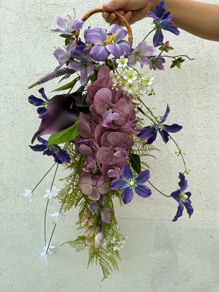 

Simulation flower hand carrying flower wedding photography bride wedding hand bouquet purple waterfall kiss bouquet bracelet