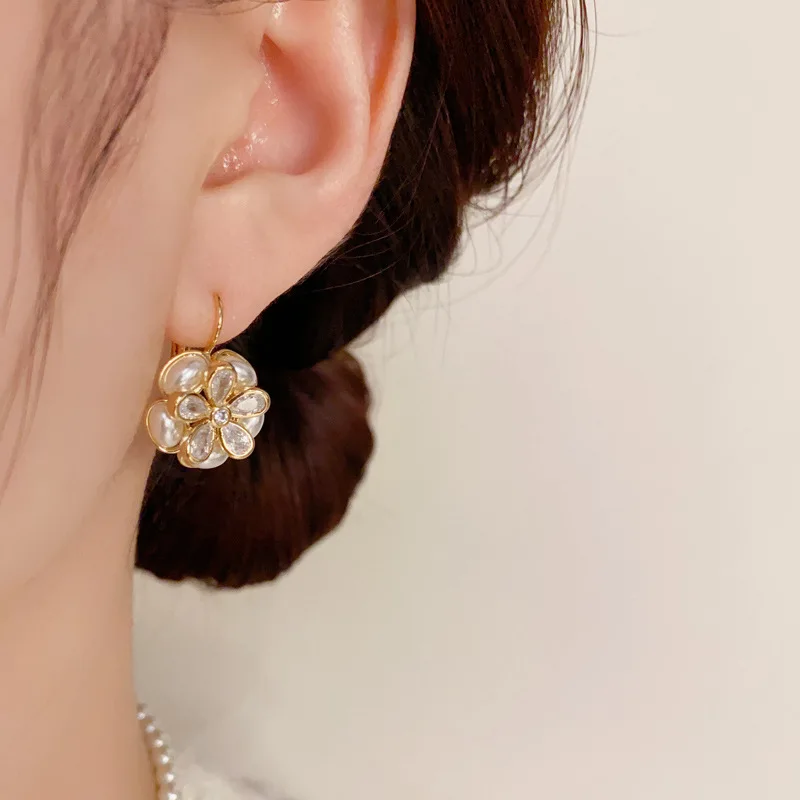 Korean Style High Quality Light Luxury Zircon Pearl Flower Personalized Design Earrings for Women Jewelry.