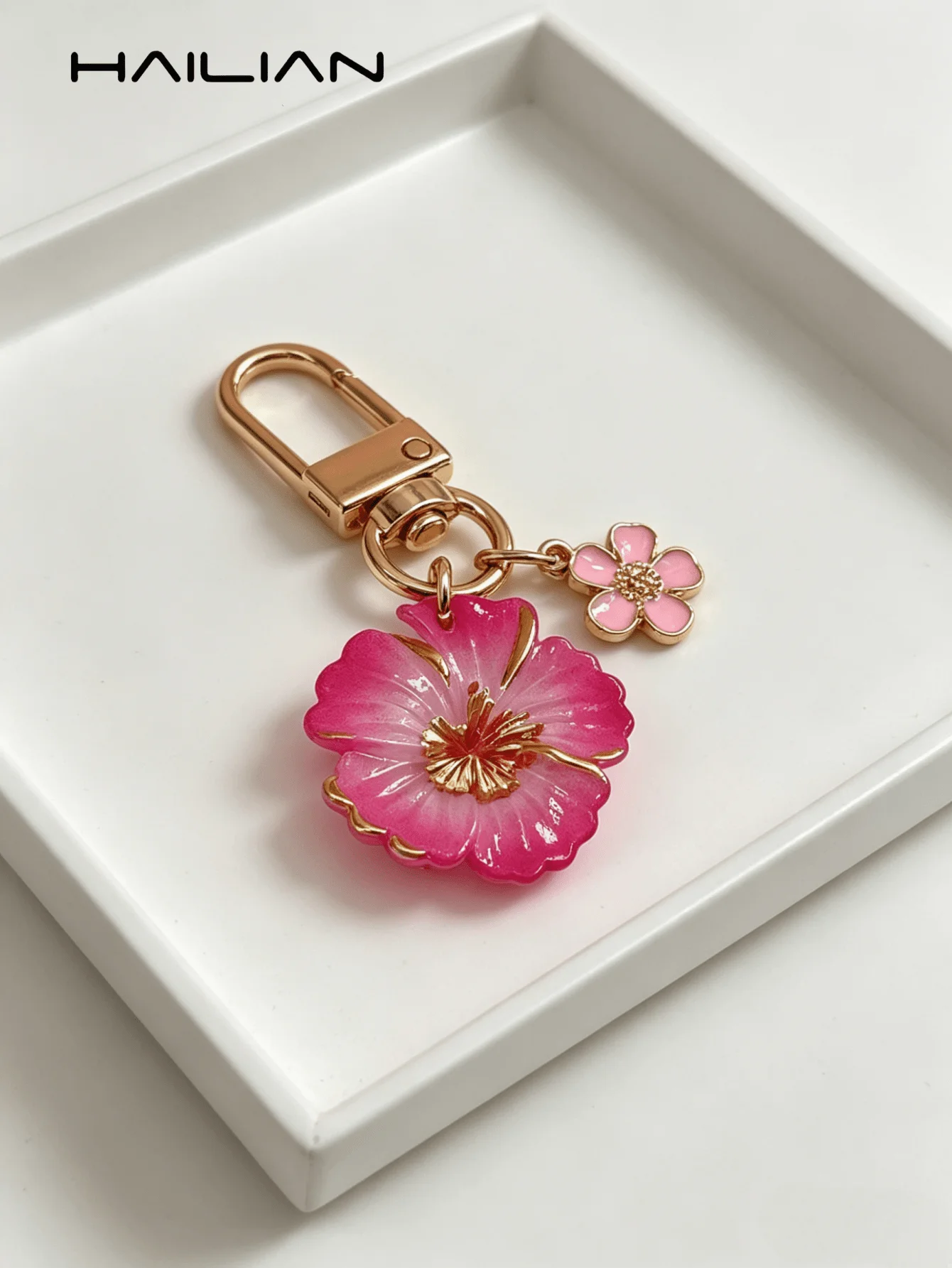 

Cute Flower Keychain, Gradient Resin Hibiscus Flower Bag Charm With Mini Flower Pendant, Gold-Plated Keyring, Suitable For Walle