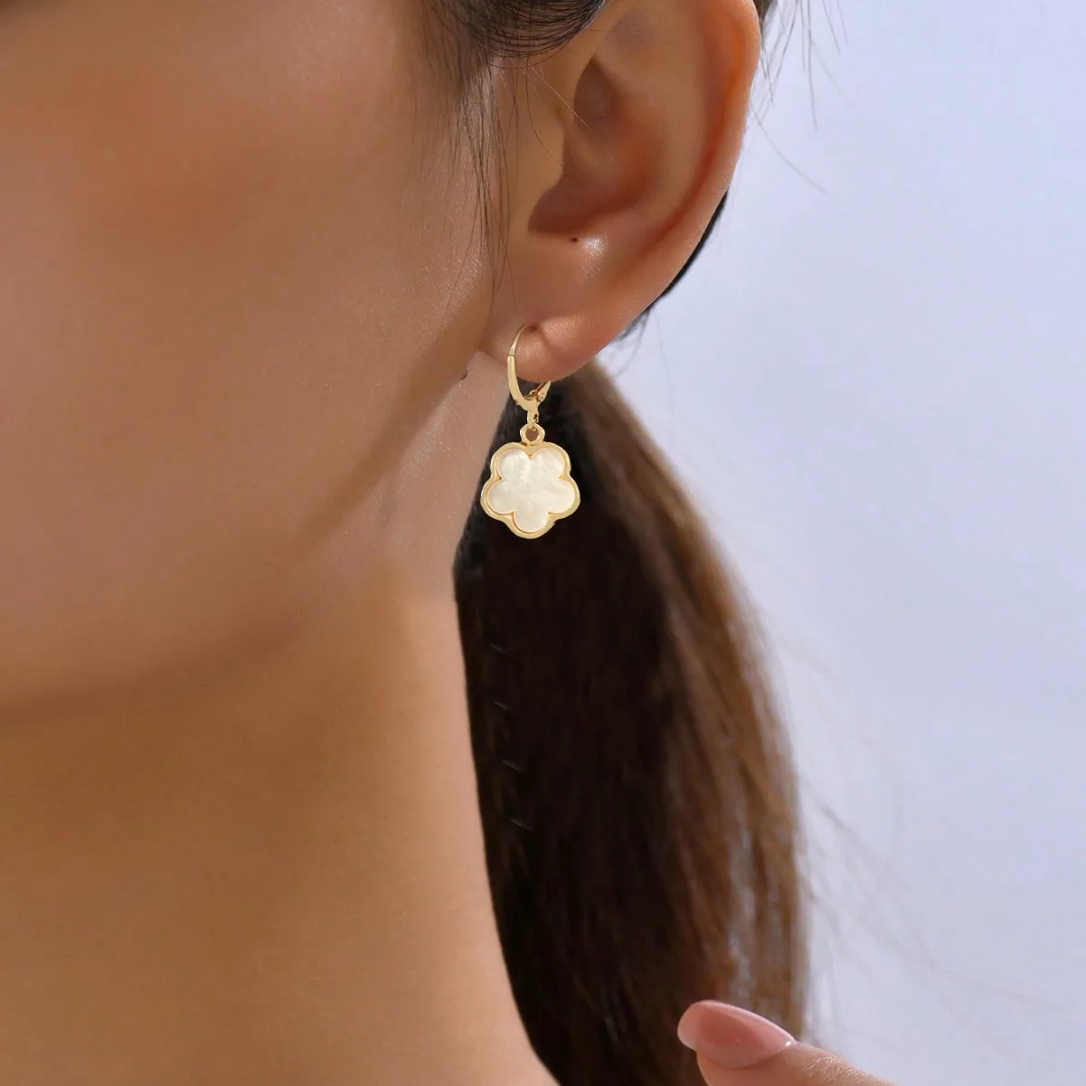 

White Luy Flower een Clover Earrings Faionable Commute Women's Jewelry Versatile Plant Floral Sle New Faion Jewelry