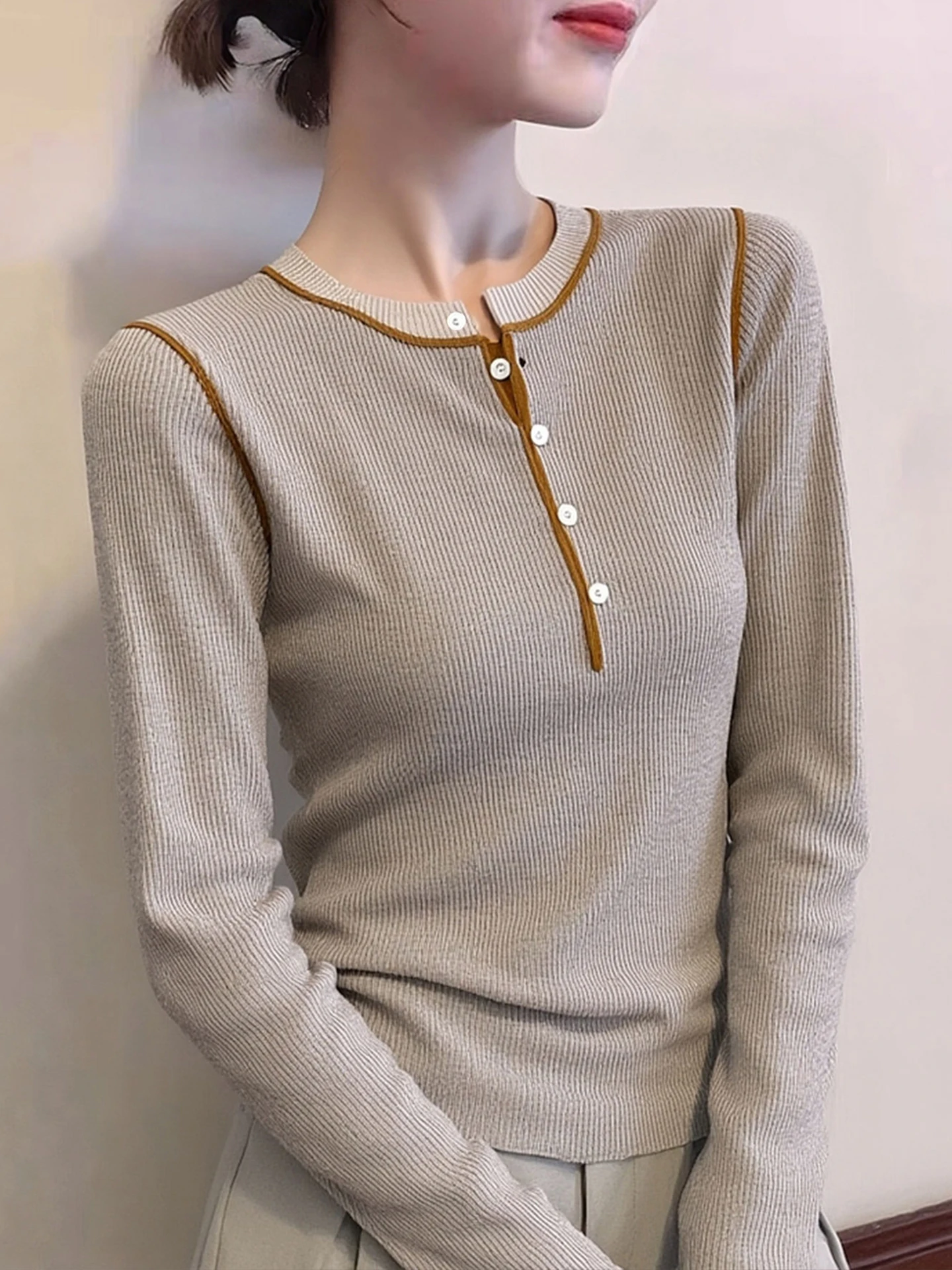 부드러운 카메라 롱 슬리브 라운드 넥 니트웨어 슬림핏 패셔너블 겨울 상의 부드럽고 다재다능한 출퇴근용 슬레 레귤러 핏